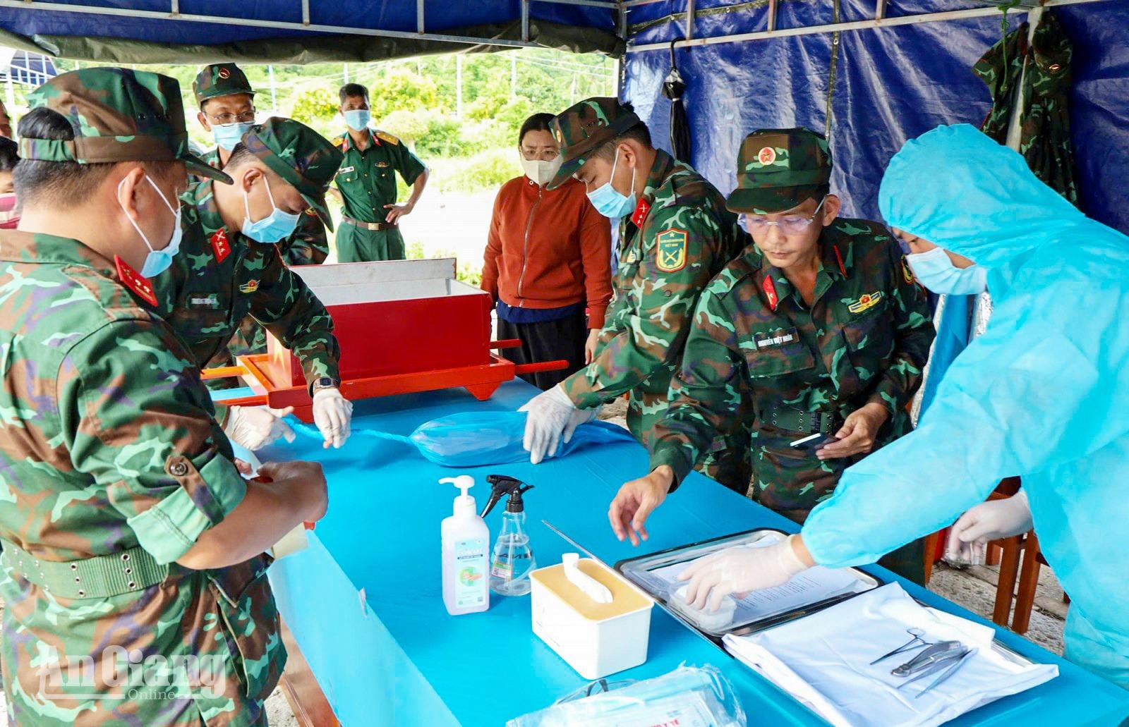 Lấy 152 mẫu hài cốt liệt sĩ tại Nghĩa trang Liệt sĩ Tịnh Biên