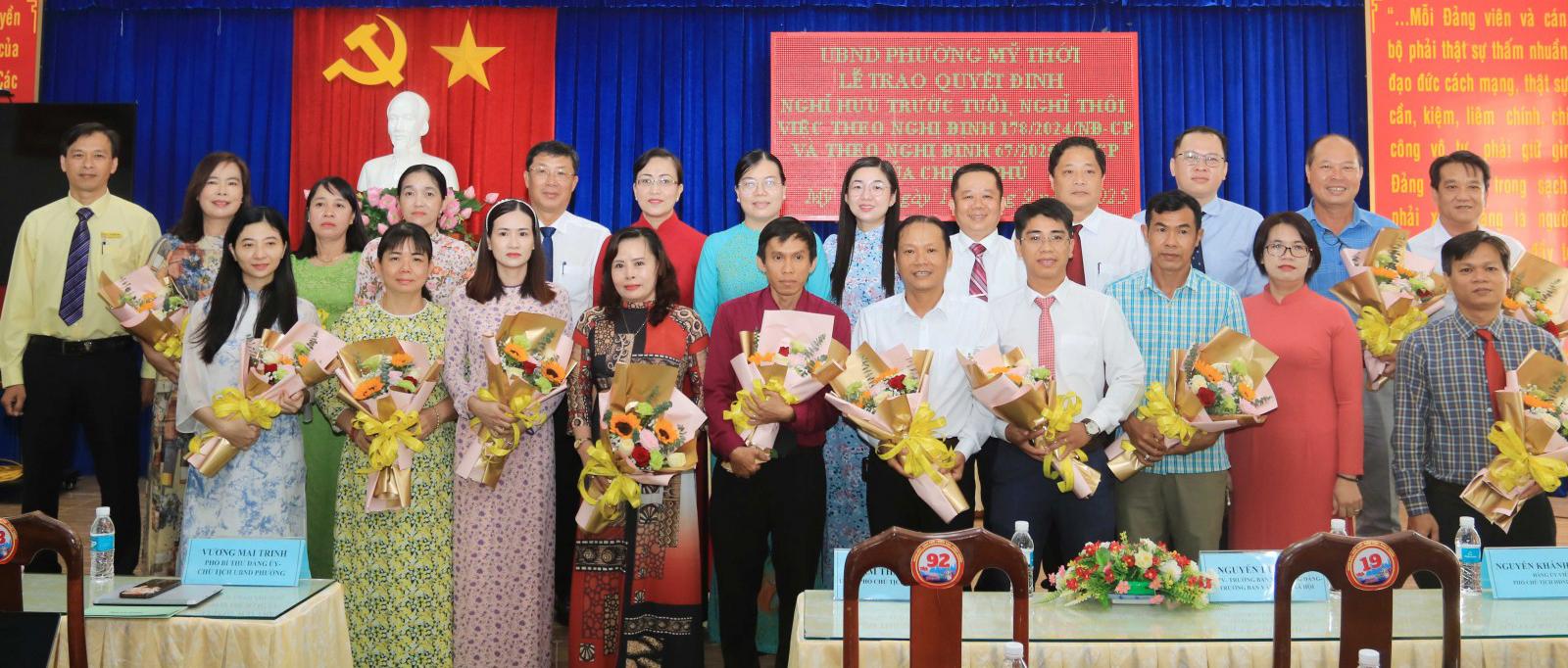 Lãnh đạo phường và các cán bộ nhận quyết định chụp hình lưu niệm