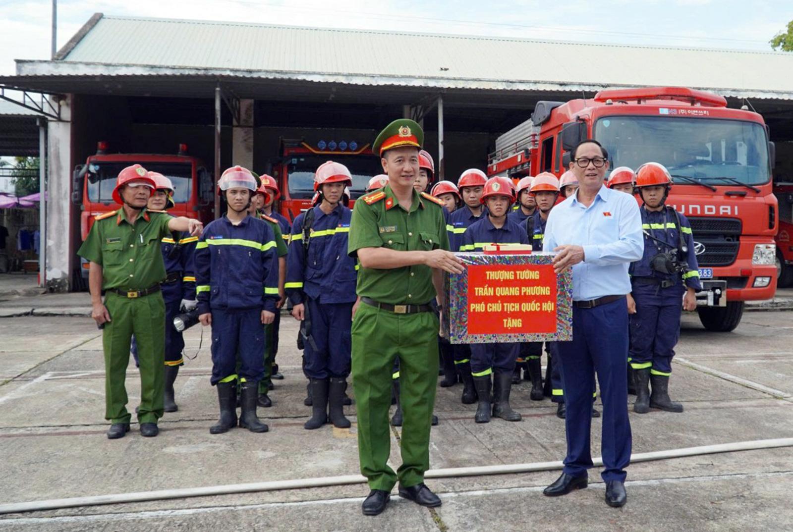 Phó Chủ tịch Quốc hội, Thượng tướng Trần Quang Phương kiểm tra công tác bầu cử tại An Giang