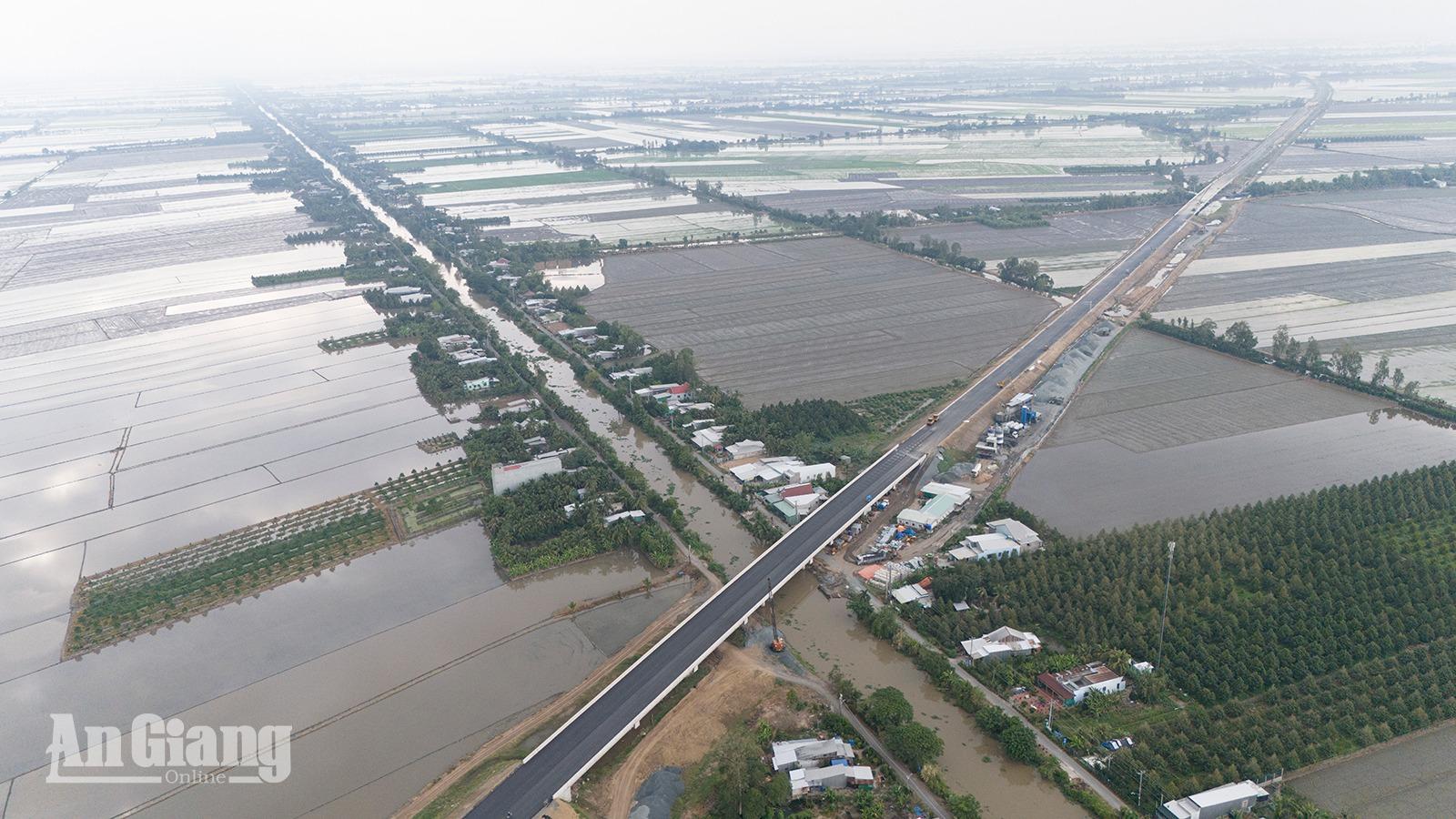 Cả nước giải ngân hơn 378.000 tỷ đồng vốn đầu tư công, còn 37 địa phương dưới mức bình quân