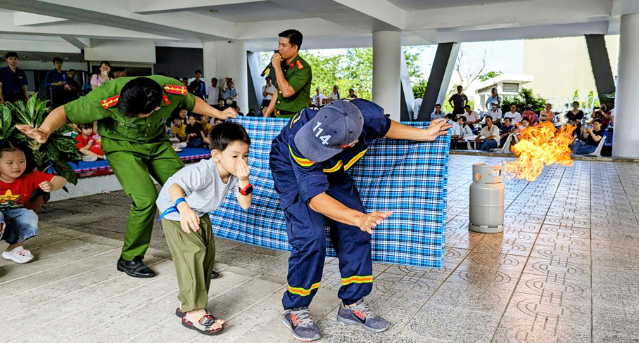 Tuyên truyền, trải nghiệm kỹ năng phòng cháy, chữa cháy cho con em đoàn viên