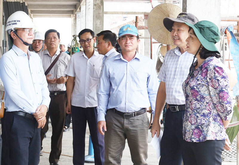 Phó Chủ tịch UBND tỉnh An Giang Nguyễn Thị Minh Thúy khảo sát đầu tư hạ tầng giáo dục và y tế tại các xã biên giới
