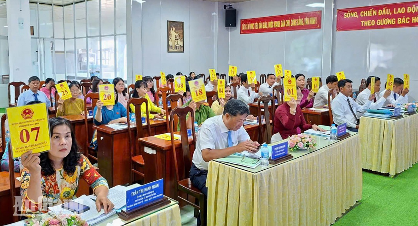 Đại biểu biểu quyết thông qua các nội dung kỳ họp