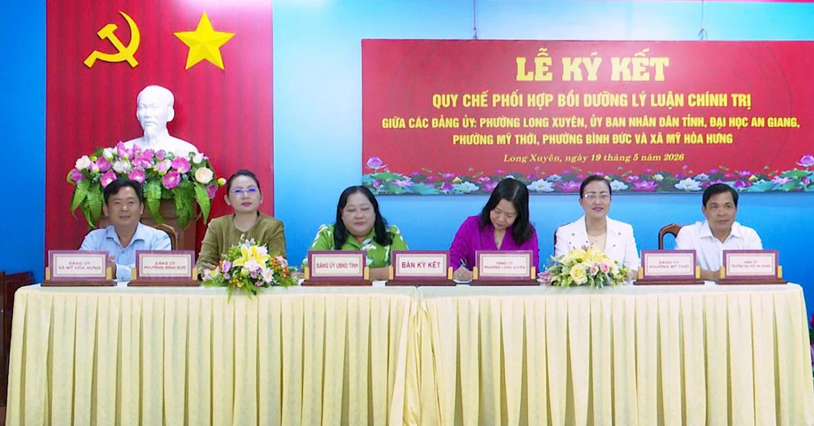 Lãnh đạo các Đảng ủy ký kết Quy chế phối hợp