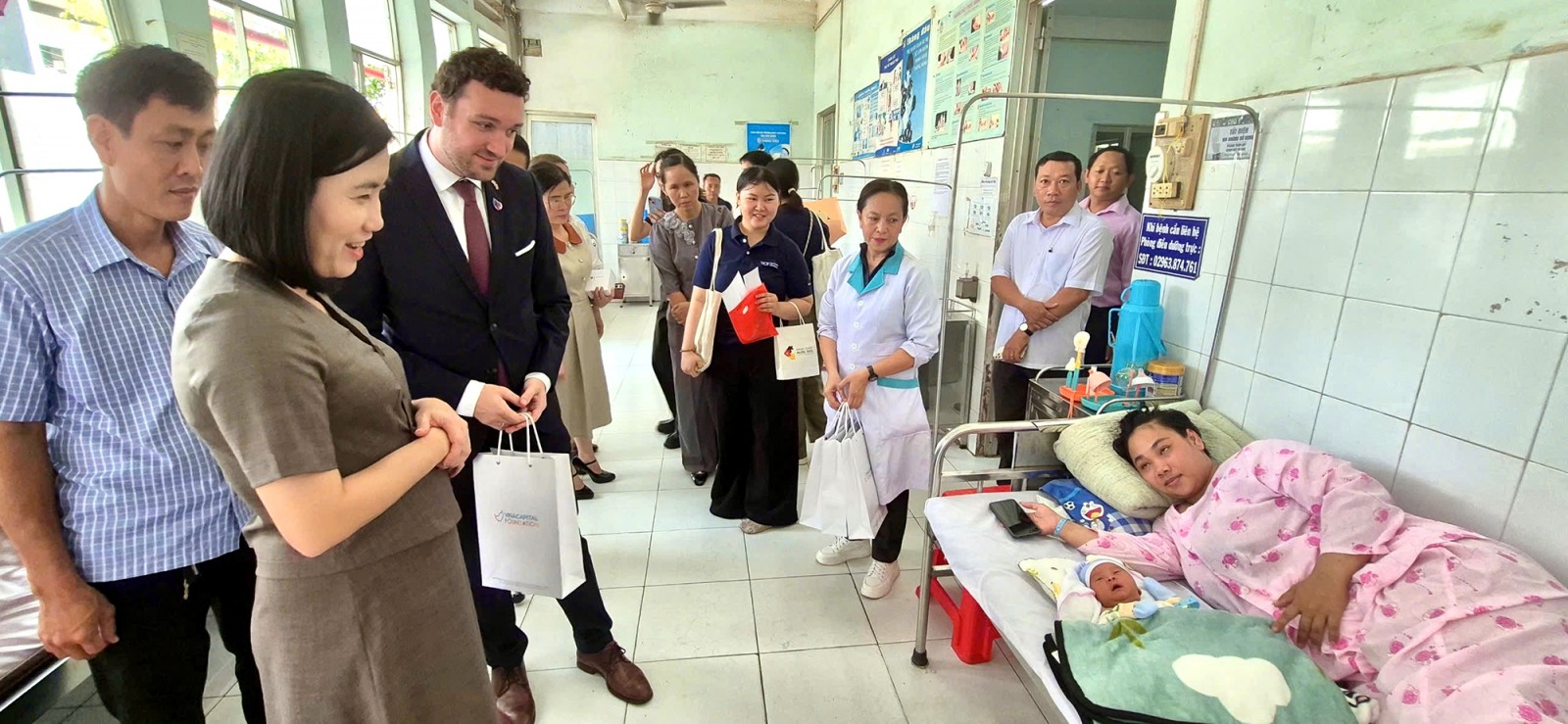 Xã Tri Tôn tiếp nhận thiết bị y tế từ Tổng Lãnh sự quán Cộng hòa Liên bang Đức và chương trình Nâng niu sự sống