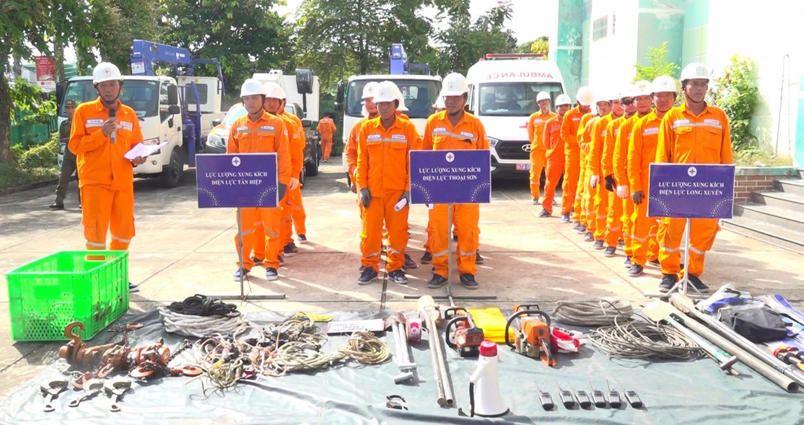 Diễn tập ứng phó, khắc phục thiệt hại hệ thống lưới điện do bão gây ra