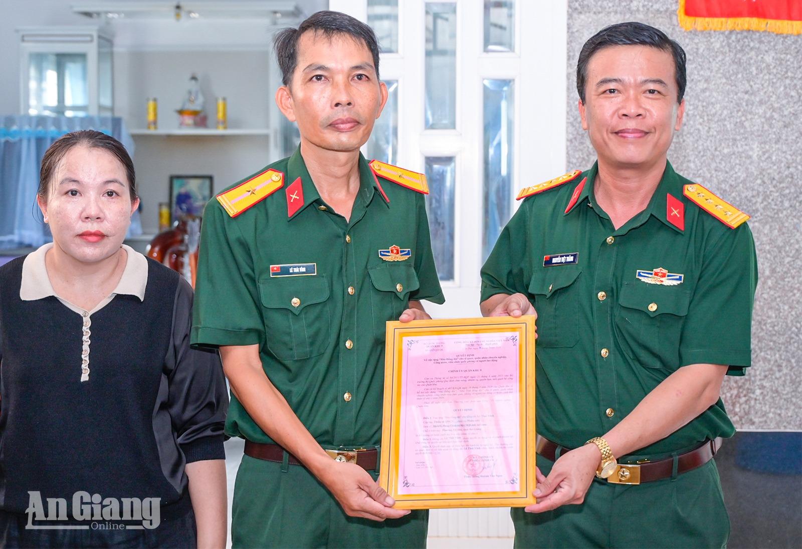 Hai quân nhân khó khăn về nhà ở được trao nhà Đồng đội
