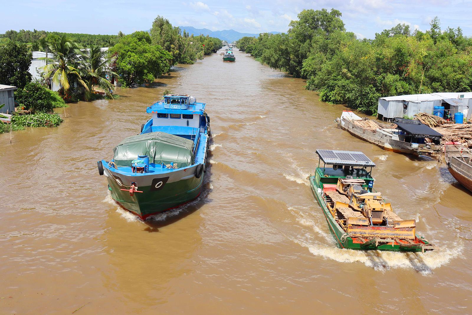 Đi qua cánh đồng Tứ giác Long Xuyên