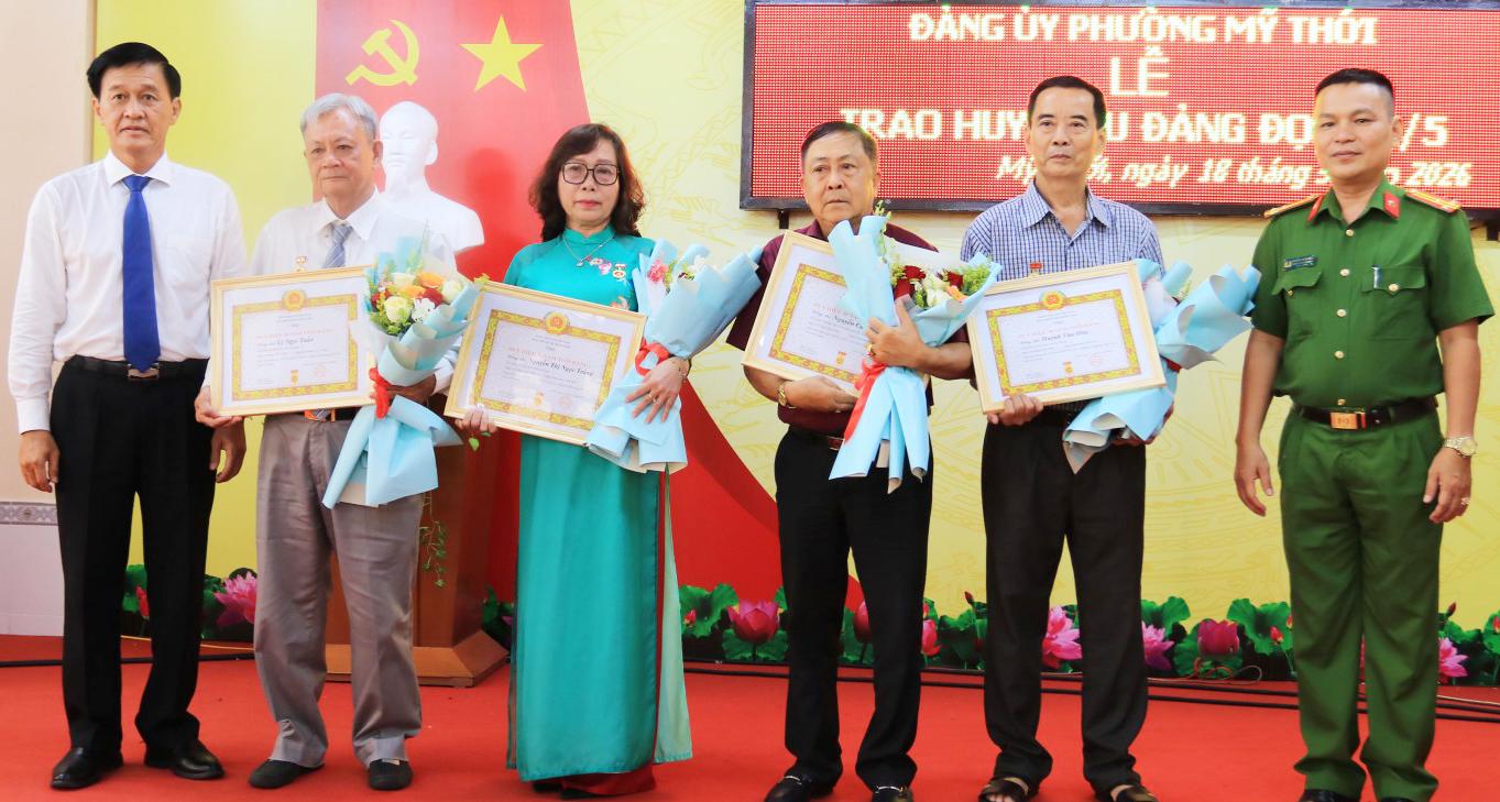 Trao Huy hiệu 30 năm tuổi Đảng cho các đảng viên 