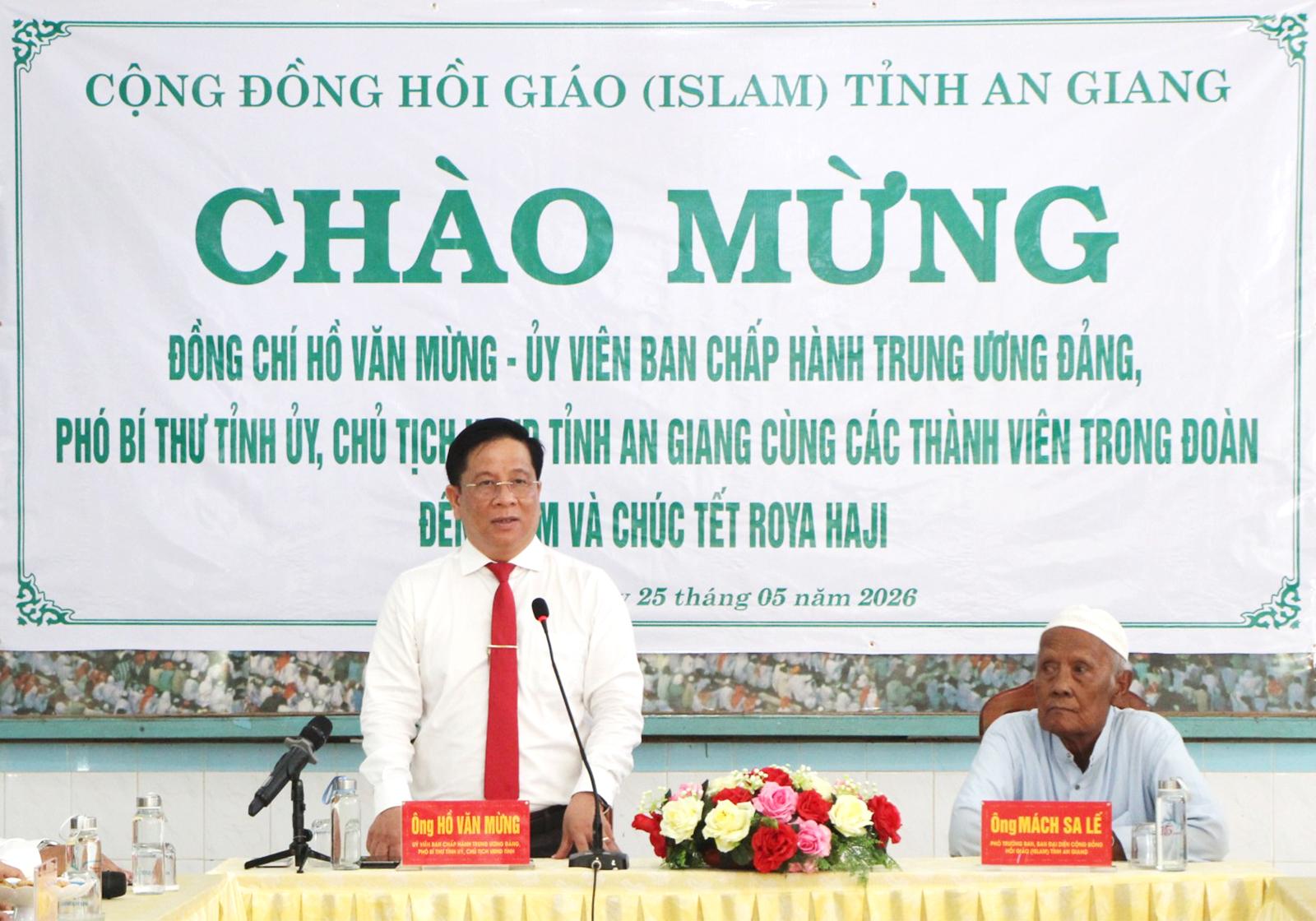 Chủ tịch UBND tỉnh An Giang Hồ Văn Mừng chúc Tết Roya Haji tại xã Châu Phong