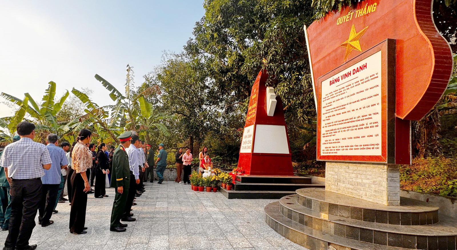 Đoàn đại biểu xã Ô Lâm dâng hương tại Khu Di tích lịch sử cấp quốc gia Ô Tà Sóc và Nhà bia ghi danh liệt sĩ