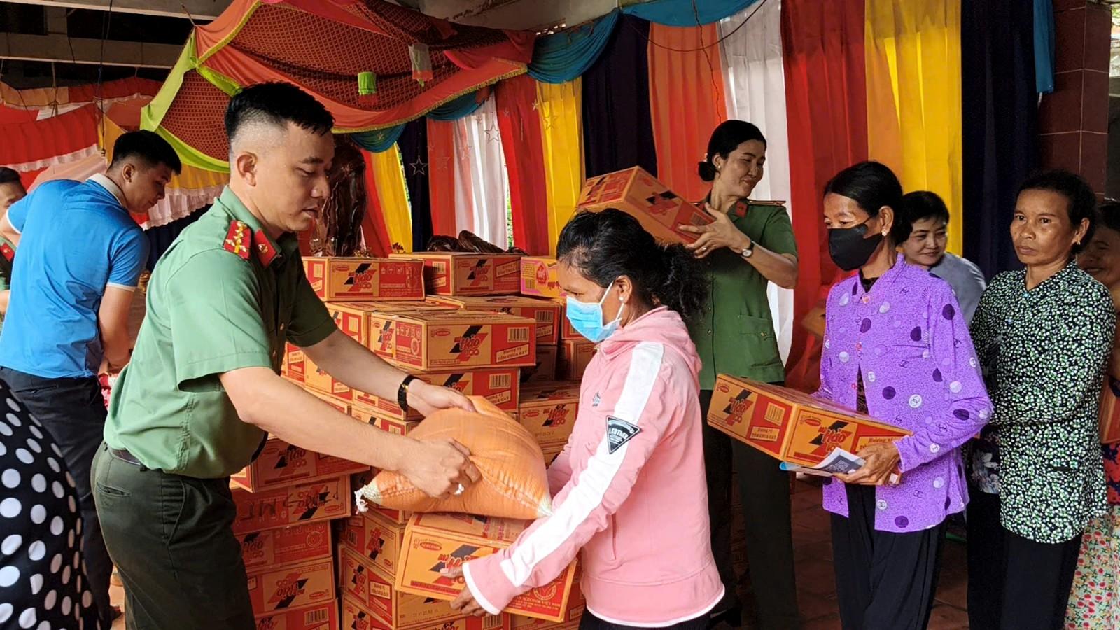 Tuyên truyền phòng, chống HIV/AIDS và trao quà cho đồng bào Khmer xã An Cư