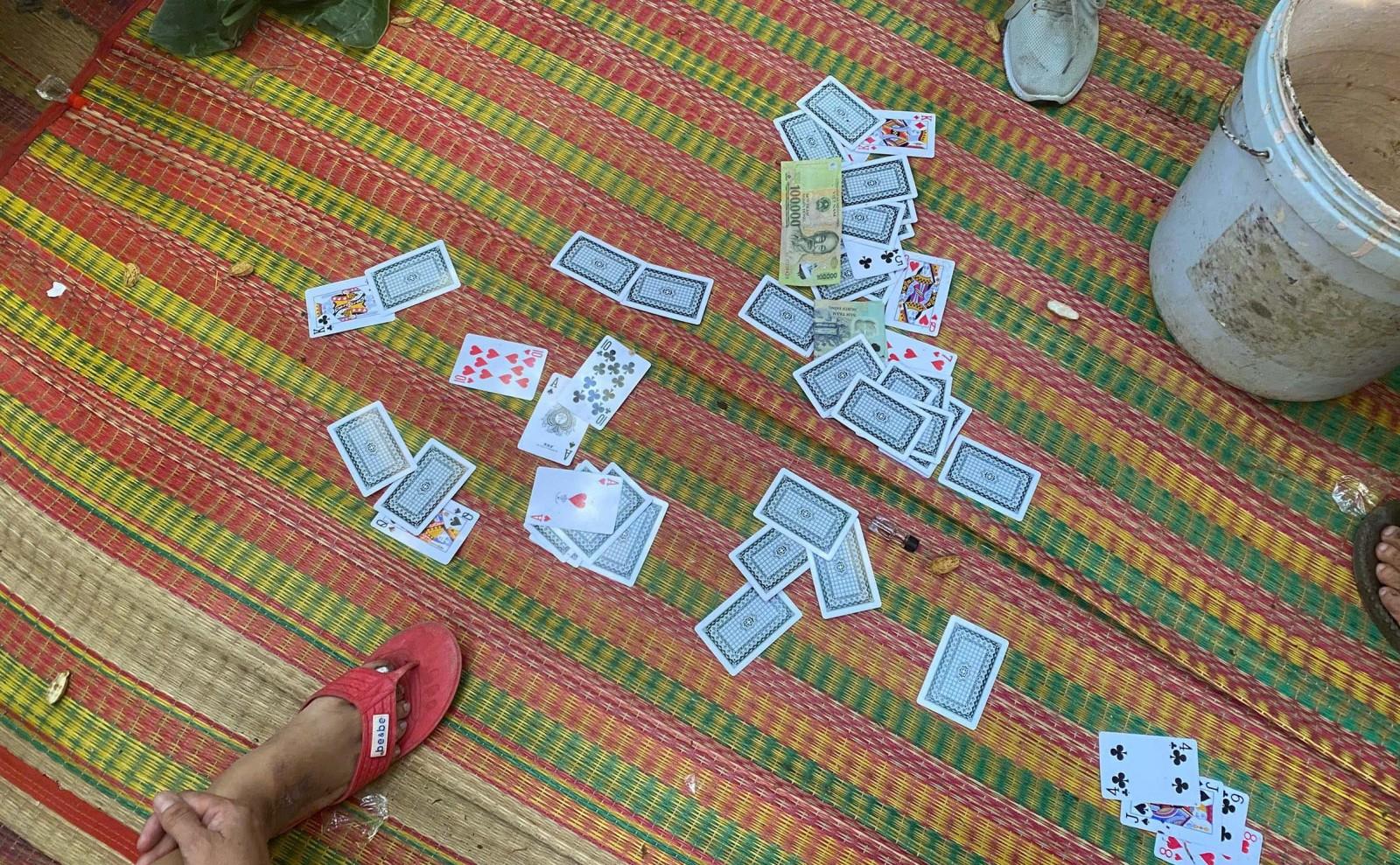 Các đối tượng và tang vật bị phát hiện tại hiện trường