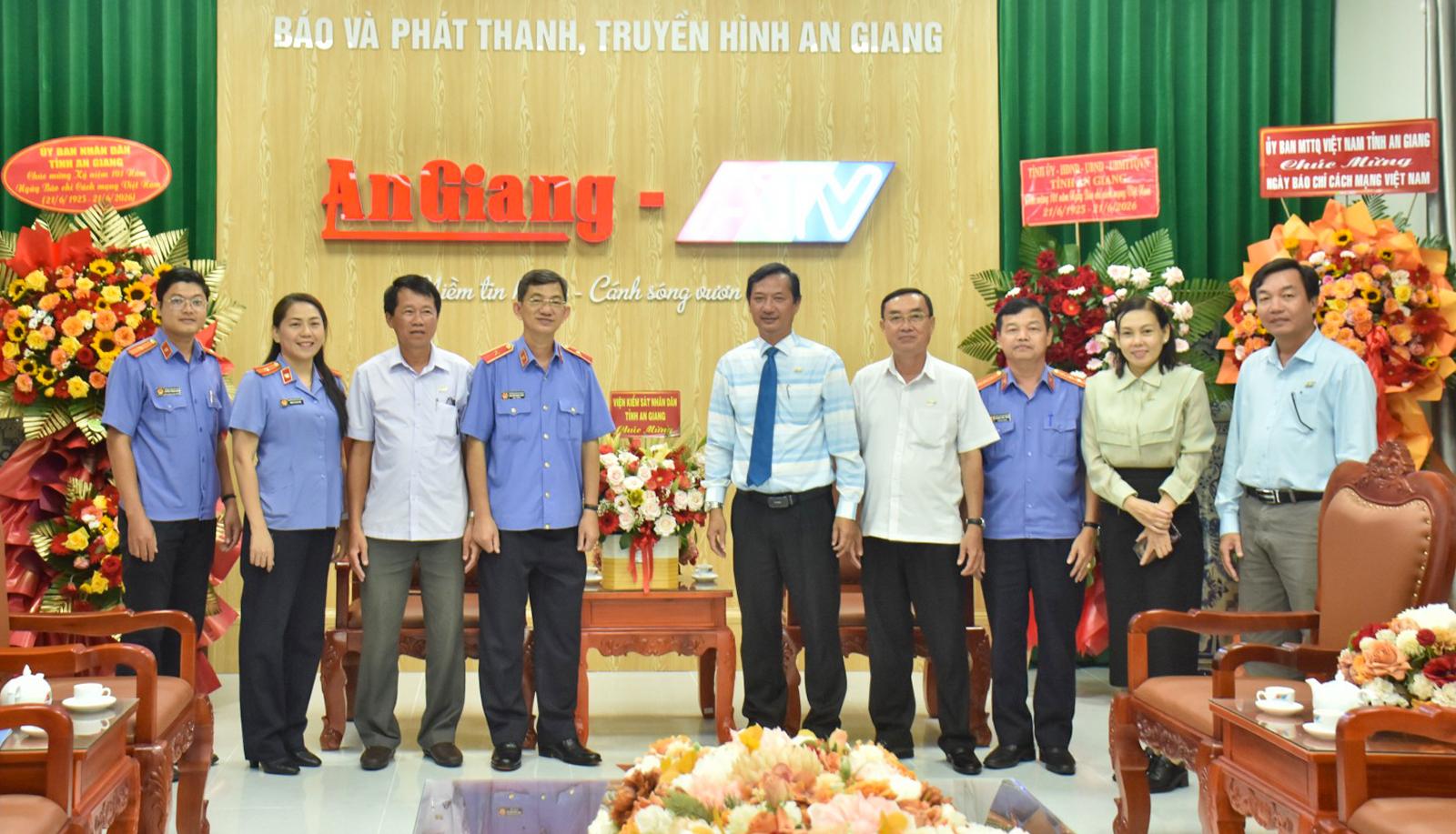 Nhiều đơn vị chúc mừng Báo và Phát thanh - Truyền hình An Giang nhân Ngày Báo chí cách mạng Việt Nam
