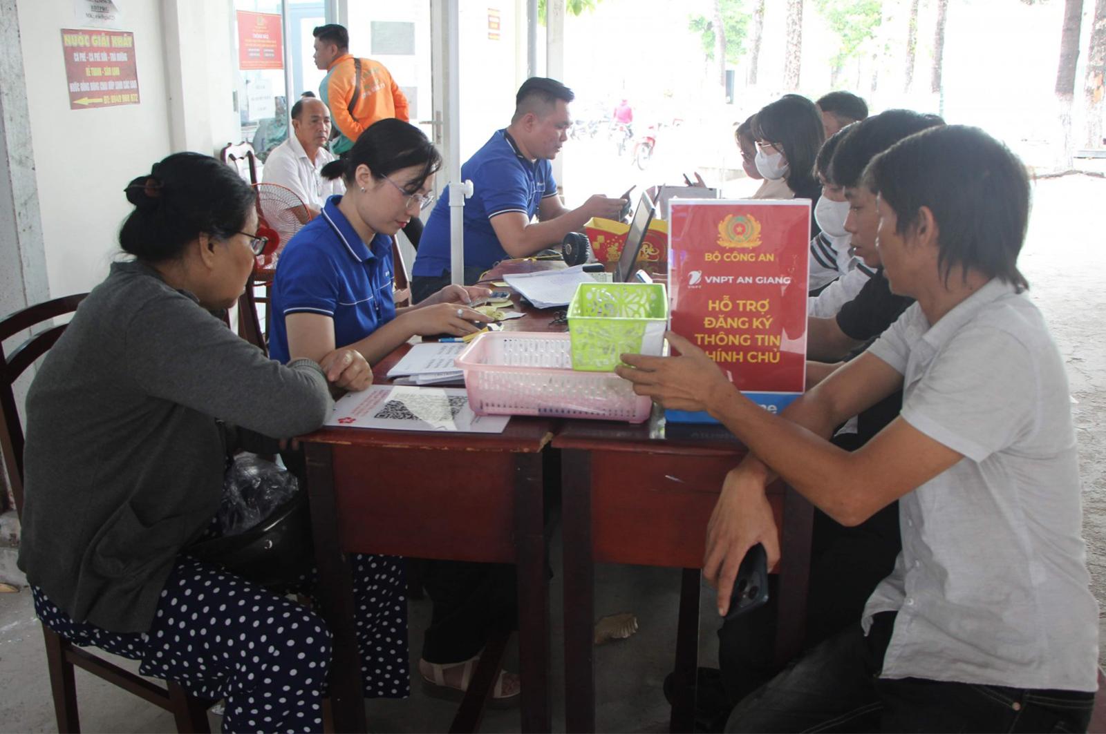 VNPT An Giang hỗ trợ người dân xác thực thông tin thuê bao di động
