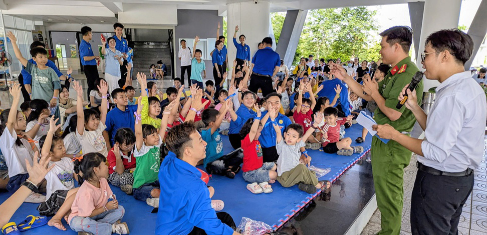 Tuyên truyền, trải nghiệm kỹ năng phòng cháy, chữa cháy cho con em đoàn viên
