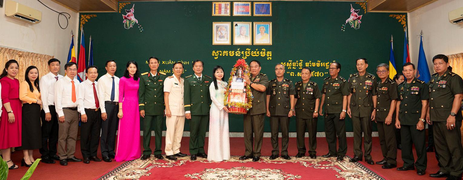 Đồng chí Trần Thị Thanh Hương chúc Tết Chôl Chnăm Thmây tại Bộ Tư lệnh Quân khu 3 - Quân đội Hoàng gia Campuchia