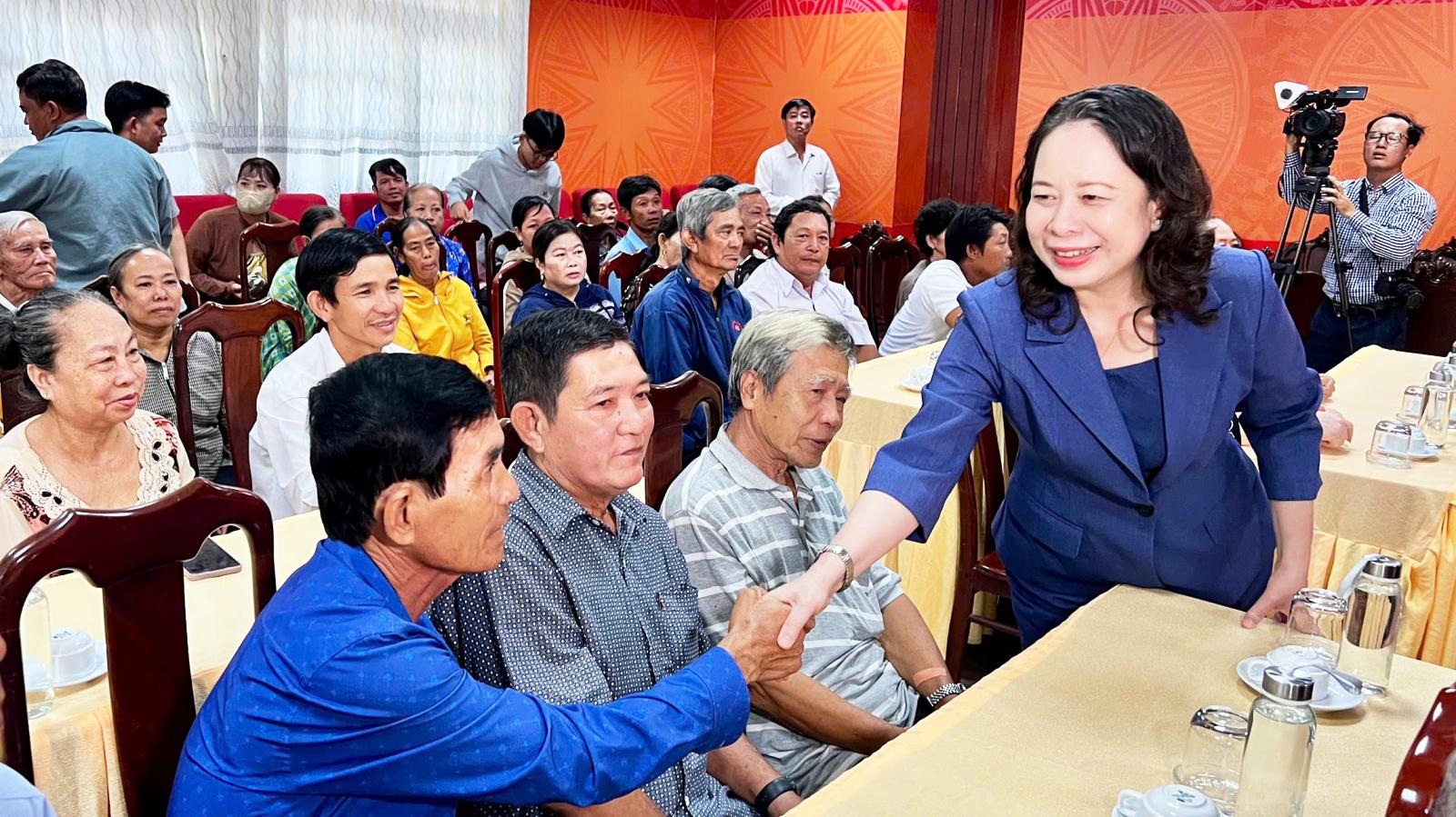 Phó Chủ tịch nước Võ Thị Ánh Xuân dâng hương Chủ tịch Tôn Đức Thắng Phó Chủ tịch nước Võ Thị Ánh Xuân thăm hỏi bà con nhân dân xã Mỹ Hòa Hưng