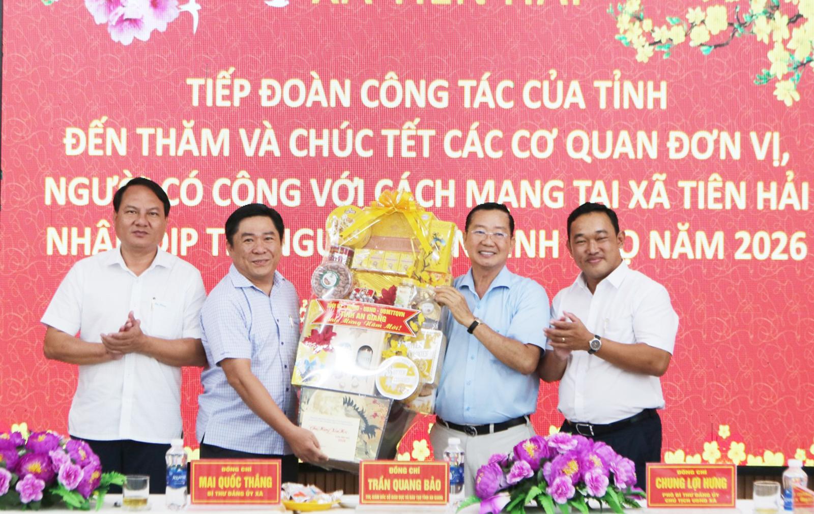 Giám đốc Sở Giáo dục và Đào tạo tỉnh An Giang Trần Quang Bảo chúc tết xã đảo Tiên Hải