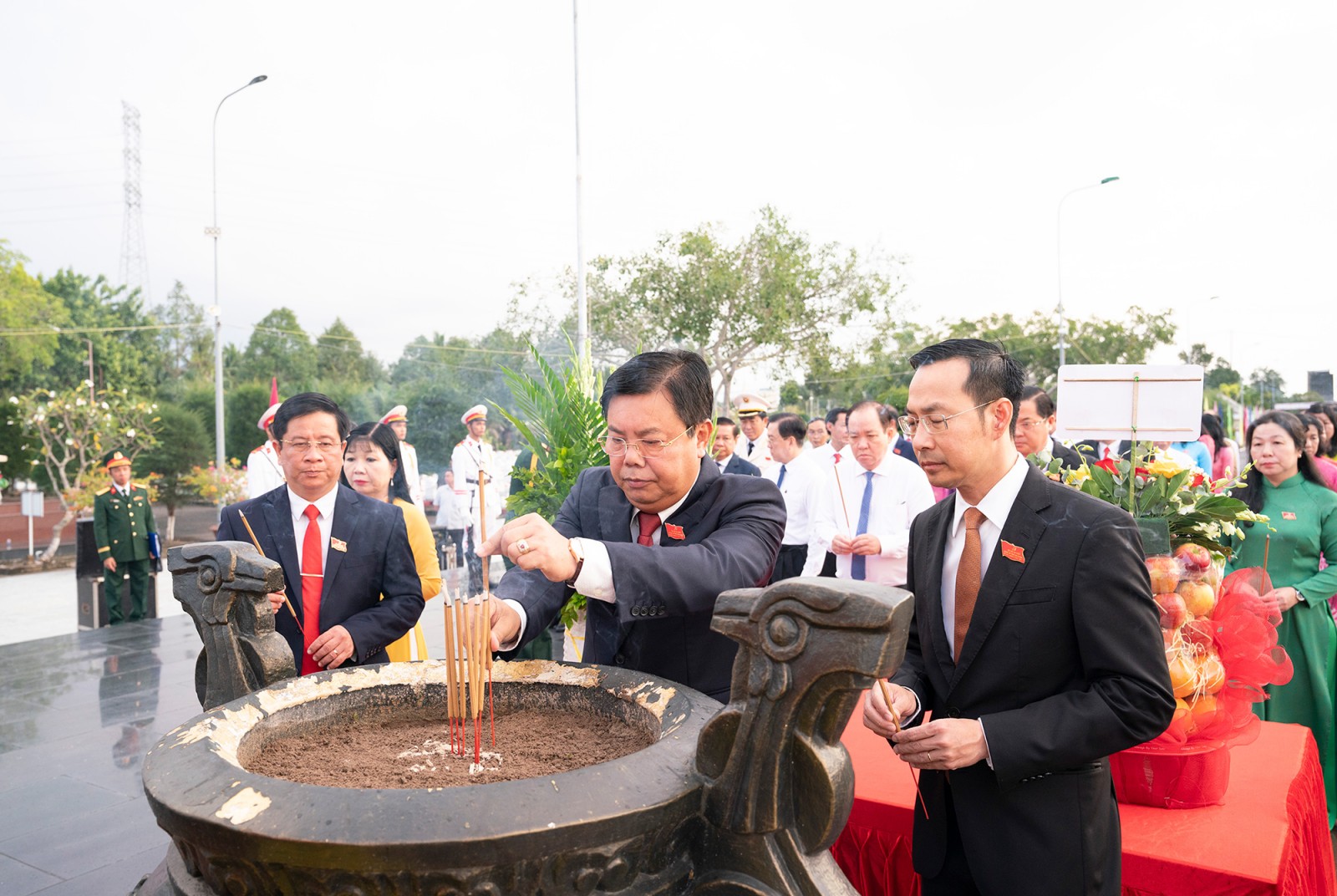 Đoàn đại biểu dự Đại hội Đảng bộ tỉnh An Giang lần thứ I, nhiệm kỳ 2025 - 2030 viếng Nghĩa trang liệt sĩ tỉnh