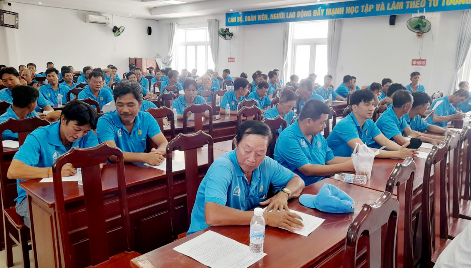 Người điều khiển xe đạp lôi thực hiện ký cam kết 