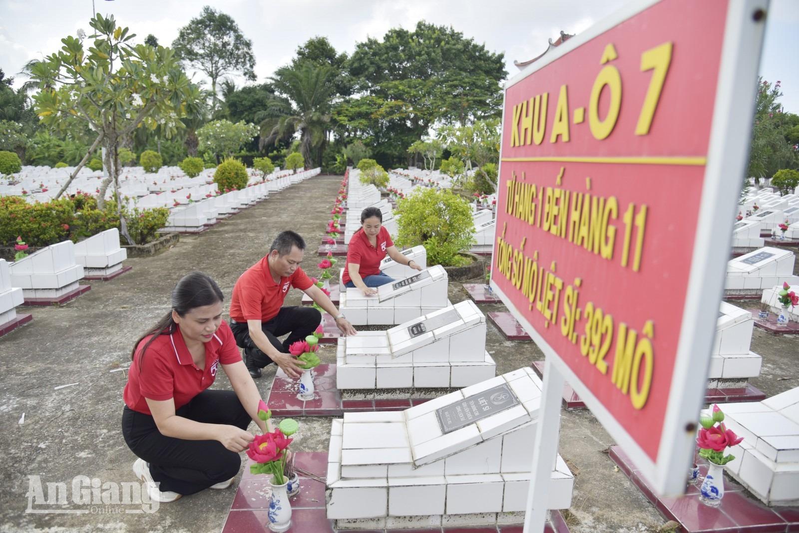 Viettel An Giang thắp hương, thay mới hoa gần 5.000 phần mộ liệt sĩ