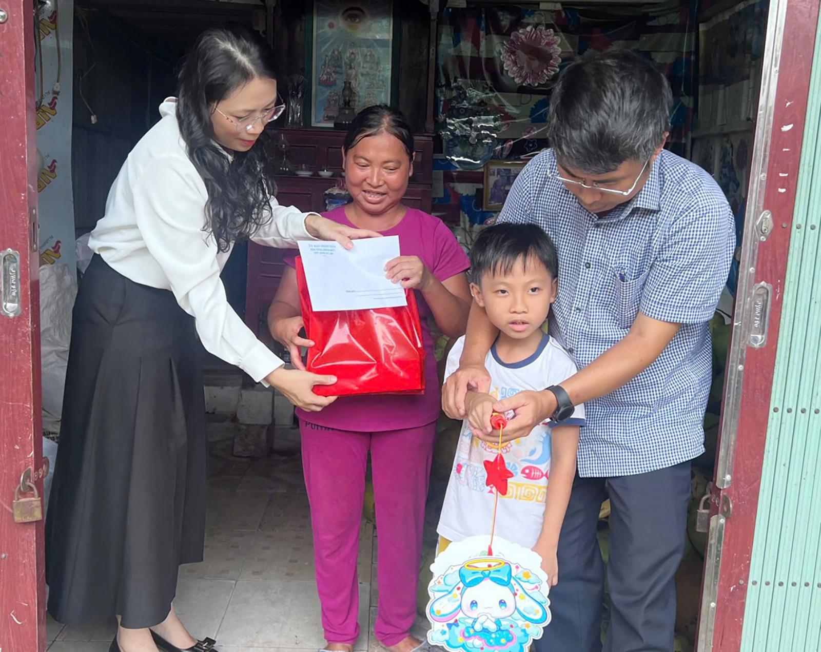 Phó Bí thư Thường trực Đảng ủy phường Bình Đức Võ Thị Thủy Tiên thăm, tặng quà trung thu cho các trẻ em