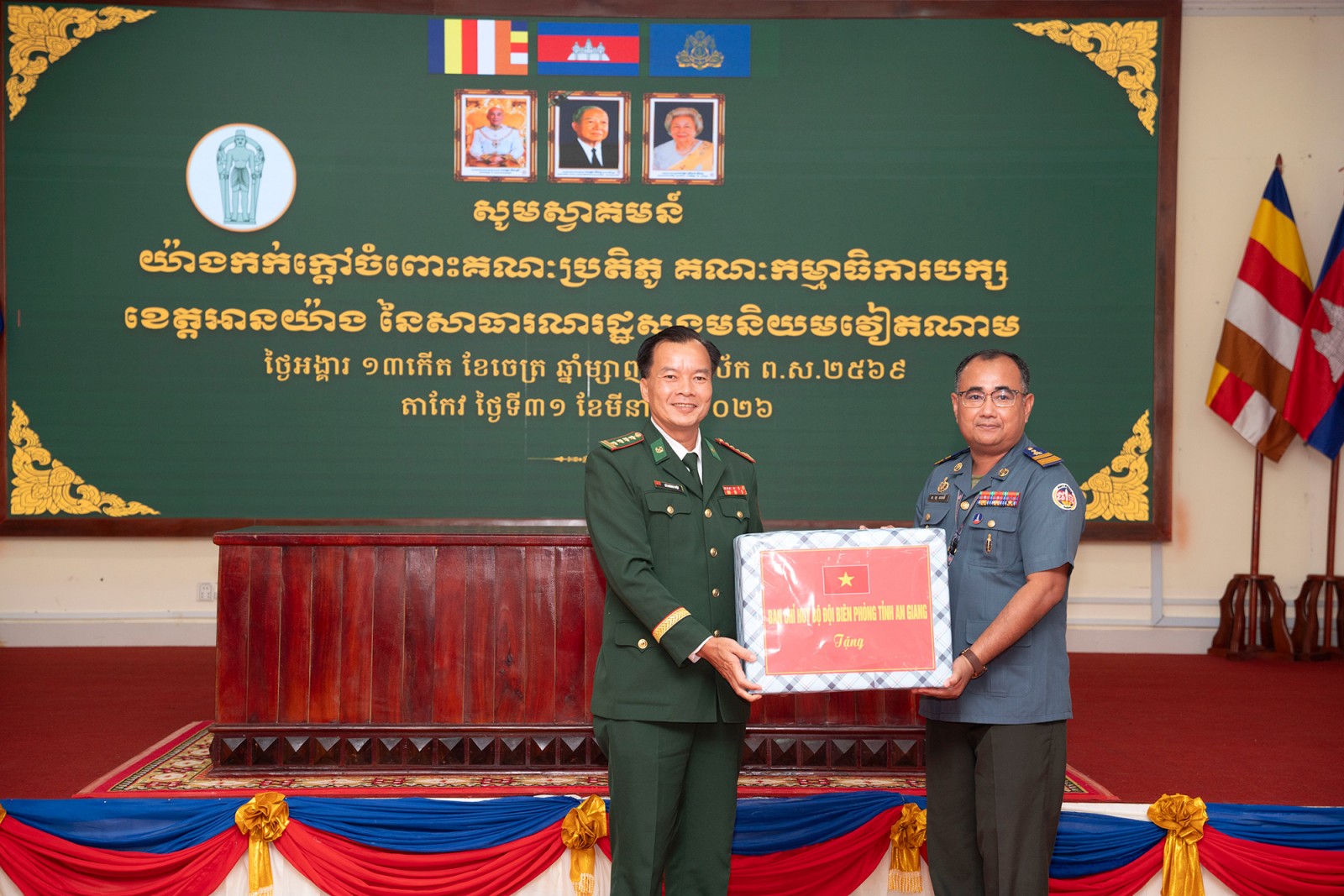 Phó Bí thư Tỉnh ủy, Chủ tịch Ủy ban MTTQ Việt Nam tỉnh An Giang Trần Thị Thanh Hương chúc Tết Chôl Chnăm Thmây tại tỉnh TaKeo