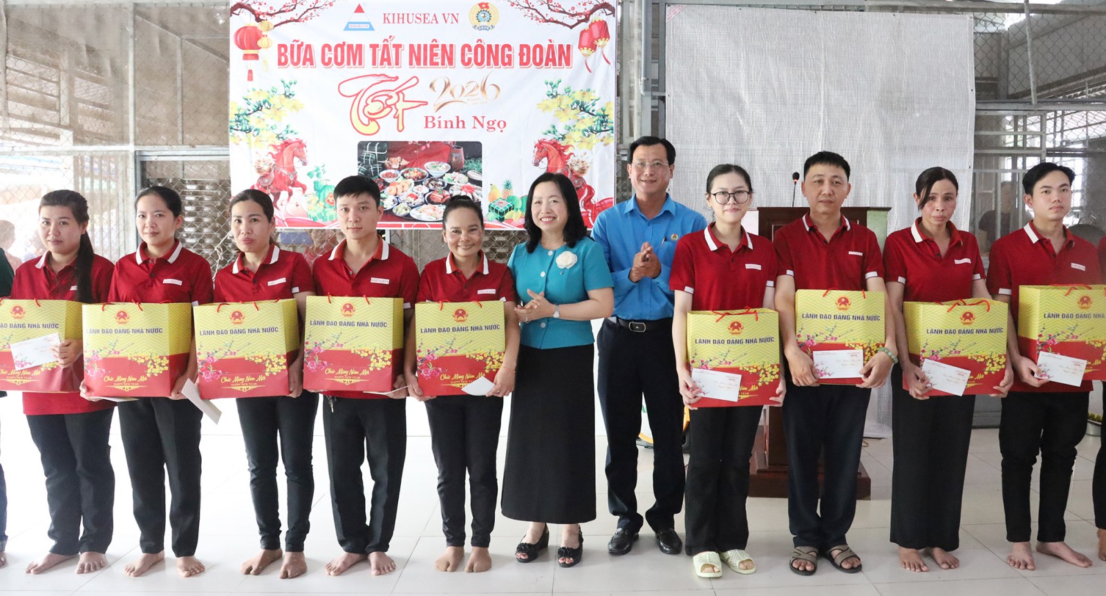 Phó Chủ tịch Thường trực Tổng Liên đoàn Lao động Việt Nam Thái Thu Xương chúc tết đoàn viên, người lao động tại An Giang