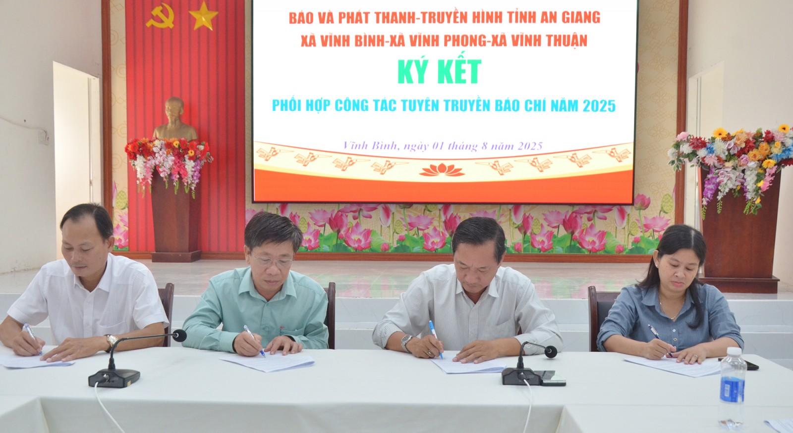 Báo và Phát thanh - Truyền hình tỉnh An Giang ký kết tuyên truyền với 3 xã