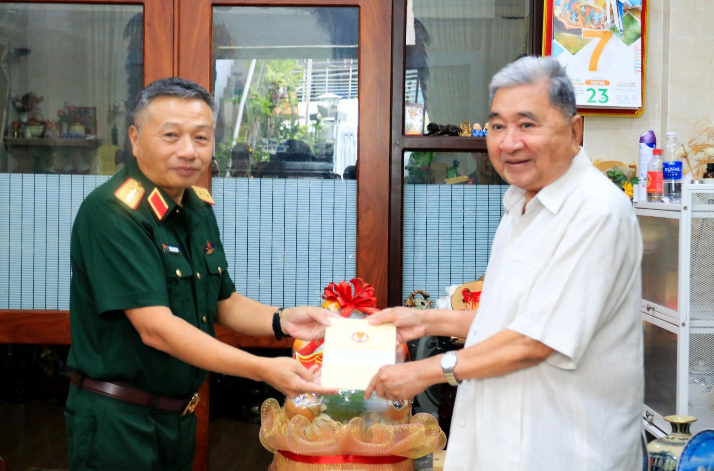 Thượng tướng Lê Quang Minh, Phó Chủ nhiệm Tổng cục Chính trị QĐND Việt Nam tặng quà Thượng tướng Bùi Văn Huấn, Nguyên Phó Chủ nhiệm Tổng cục Chính trị QĐND Việt Nam