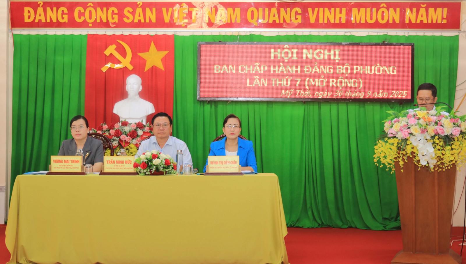 Ban Thường vụ Đảng ủy điều hành hội nghị