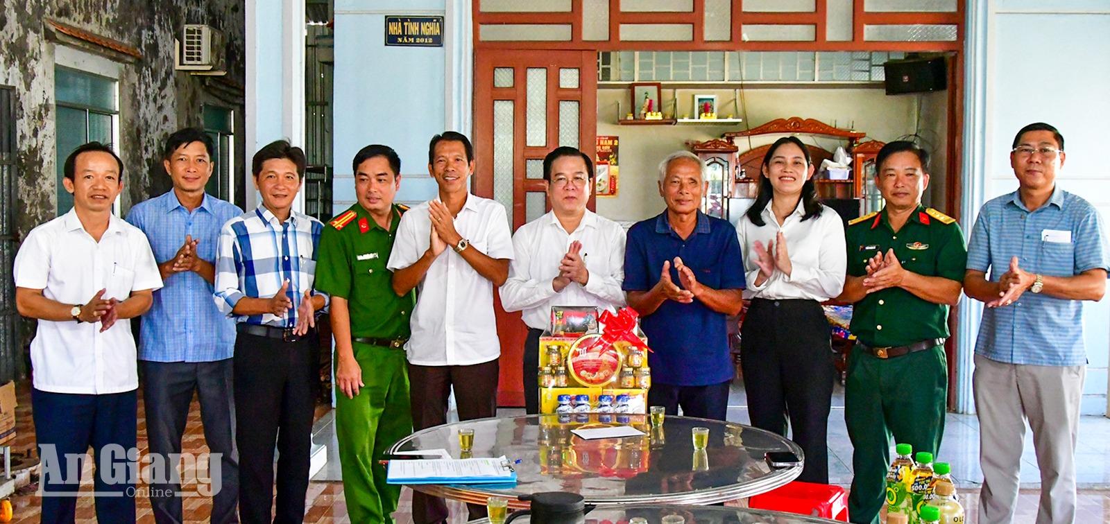 Trưởng Ban Tổ chức Tỉnh ủy An Giang Phạm Hoàng Nam thăm gia đình chính sách hai xã Đông Thái, An Biên