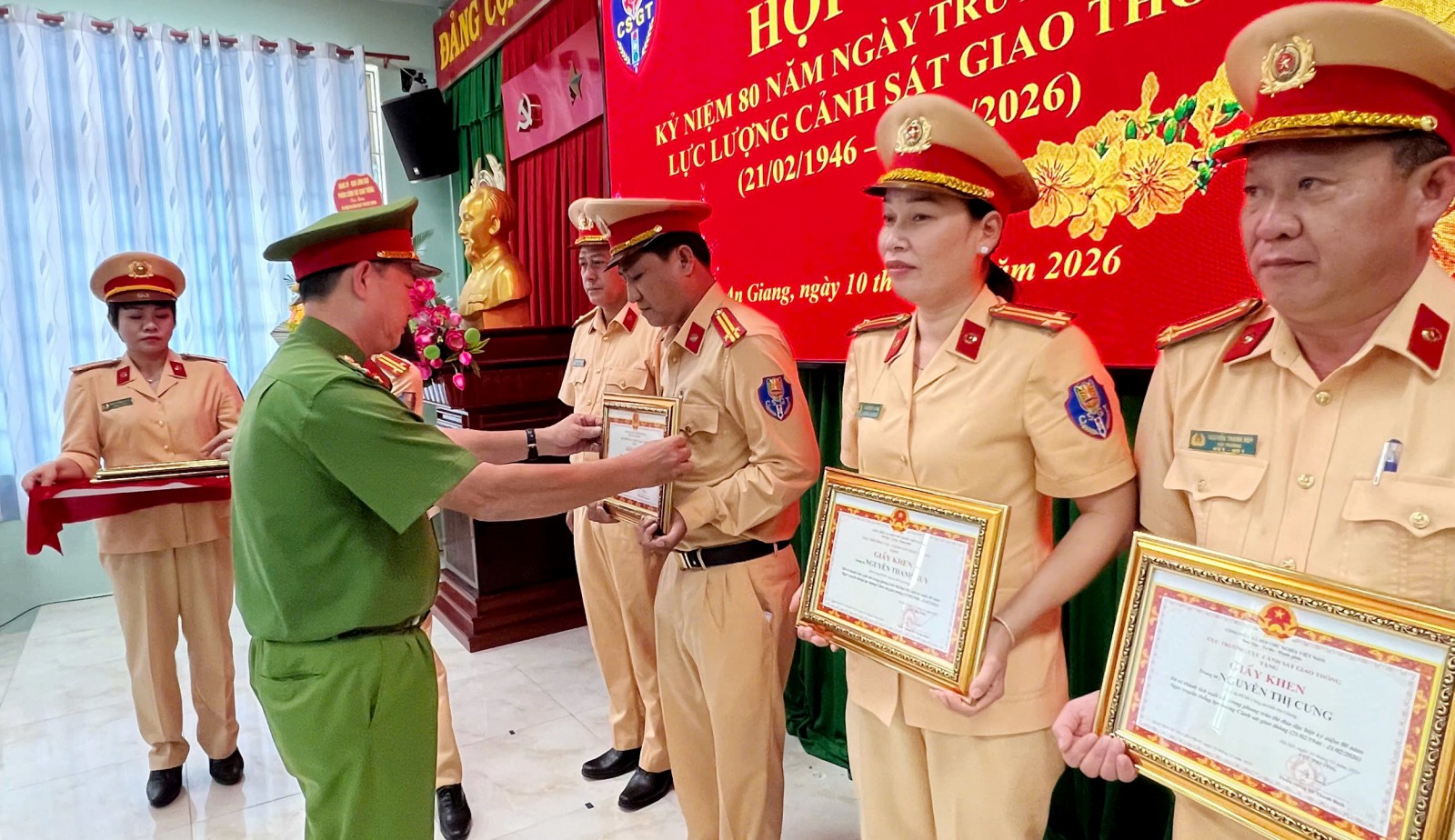 An Giang họp mặt kỷ niệm 80 năm Ngày truyền thống lực lượng Cảnh sát giao thông Trao giấy khen cho các cá nhân