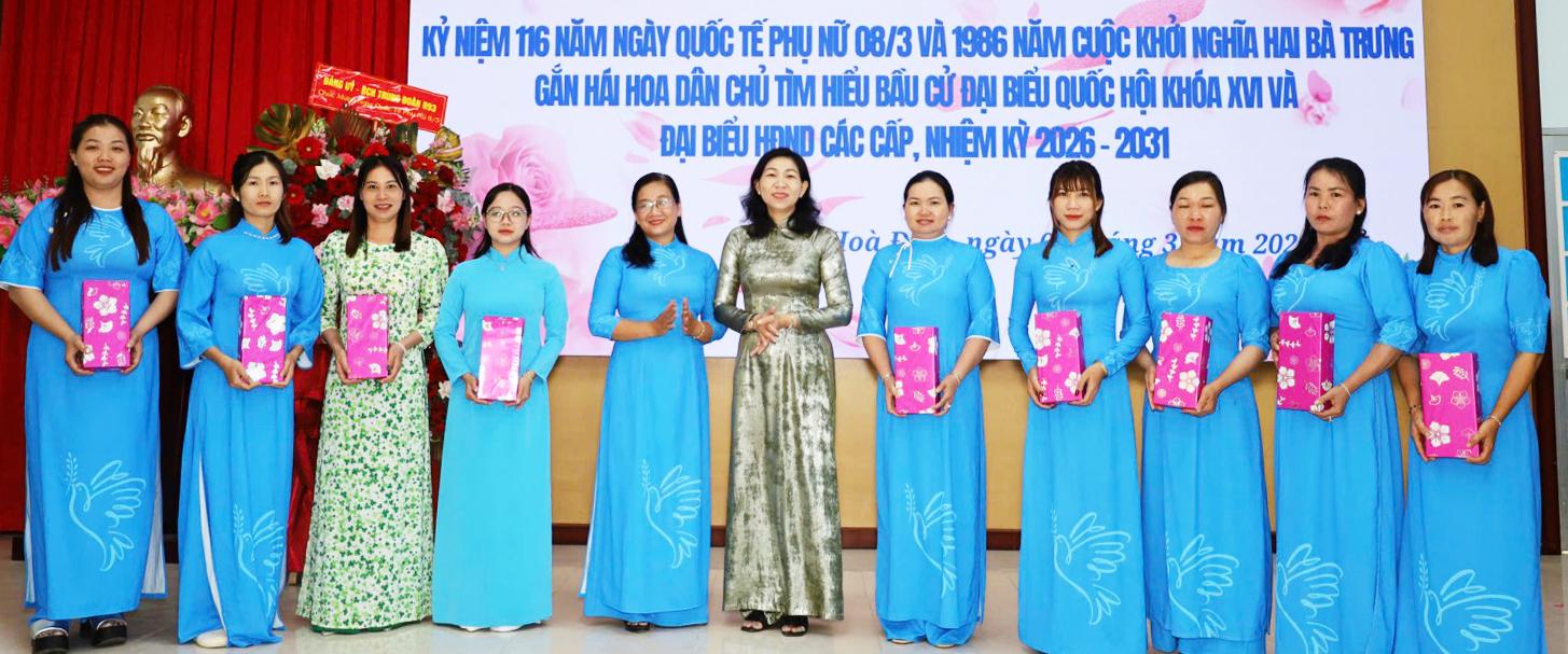 Họp mặt kỷ niệm Ngày Quốc tế Phụ nữ