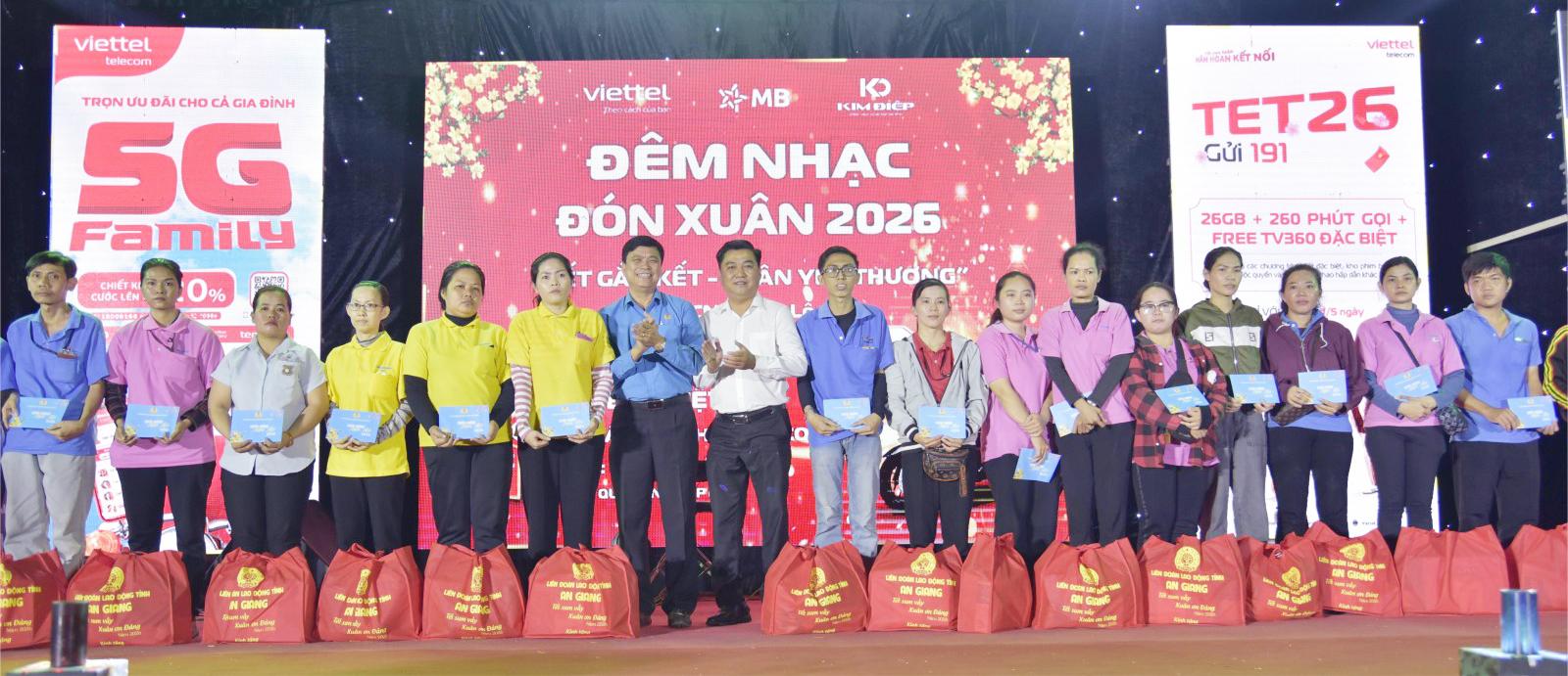 Trao 100 suất quà cho công nhân có hoàn cảnh khó khăn tại Khu công nghiệp Thạnh Lộc