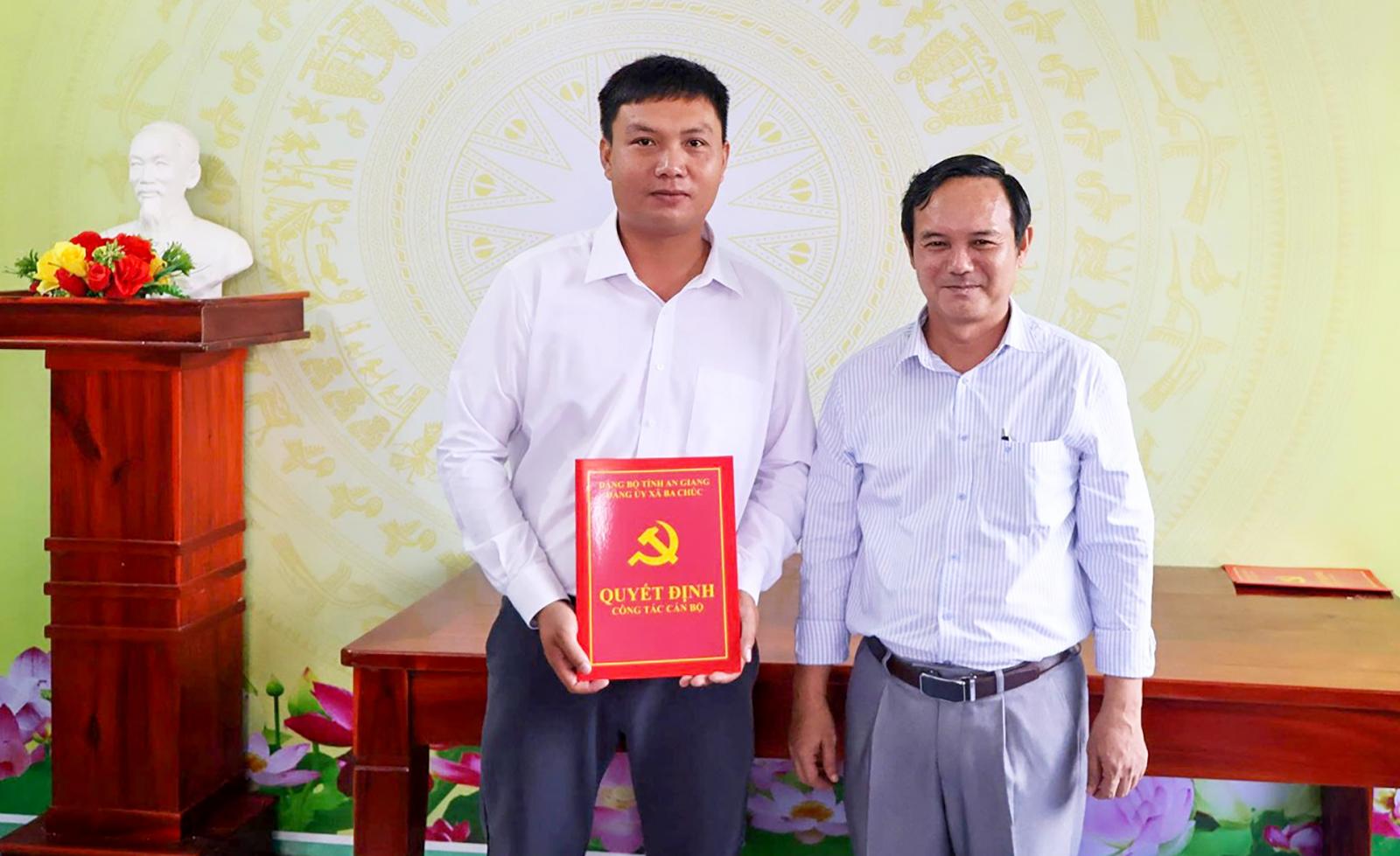 Ban Thường vụ Đảng ủy xã Ba Chúc trao quyết định về công tác cán bộ và sắp xếp tổ chức chi bộ