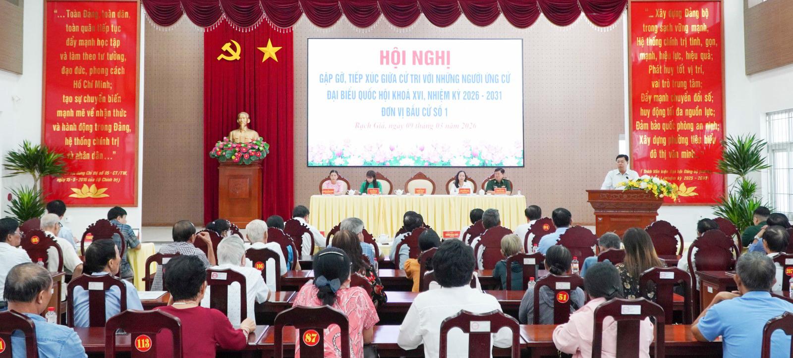 Ứng cử viên đại biểu Quốc hội tiếp xúc cử tri phường Rạch Giá