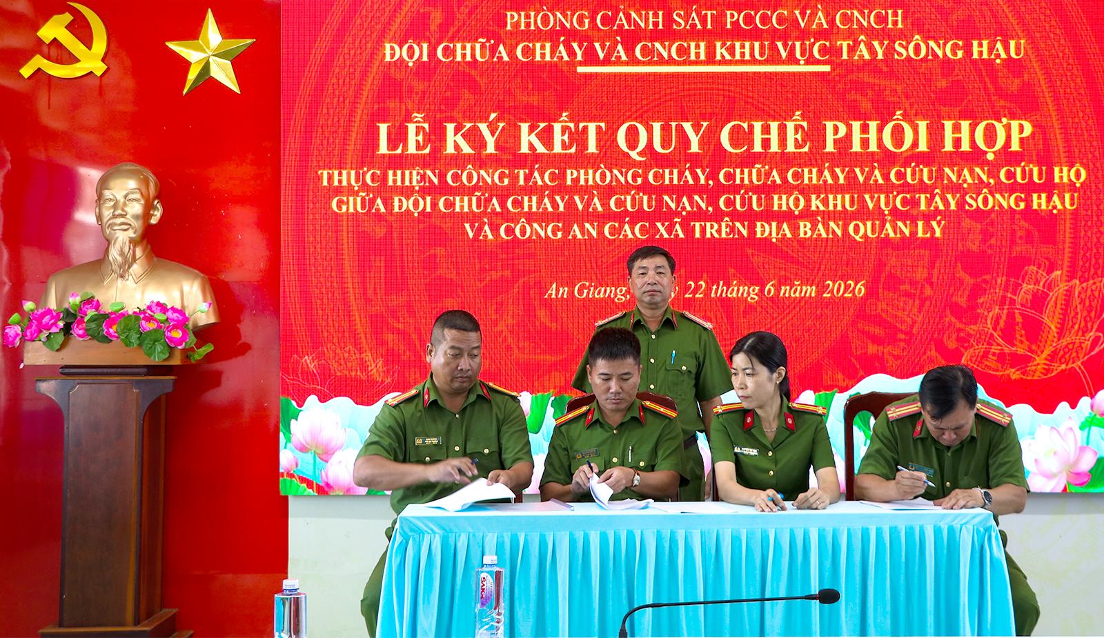 Ký kết quy chế phối hợp phòng cháy, chữa cháy và cứu nạn, cứu hộ giữa lực lượng chính quy và công an các xã