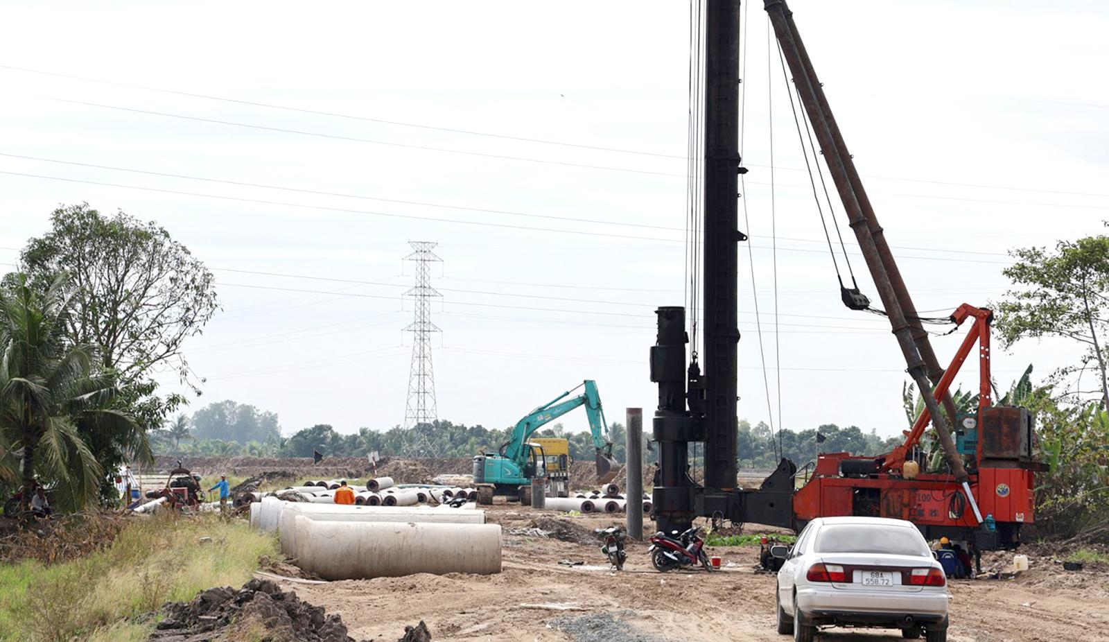 Phó Chủ tịch UBND tỉnh An Giang Lê Văn Phước kiểm tra tiến độ thi công các công trình trọng điểm