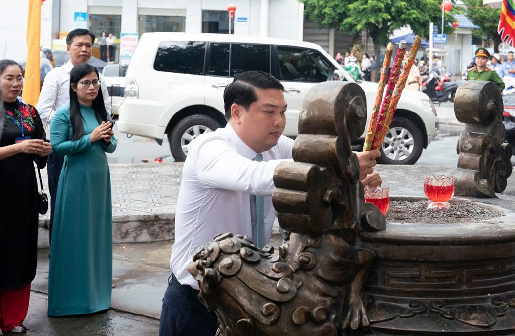 Thắp hương Bia ghi dấu địa điểm Anh hùng dân tộc Nguyễn Trung Trực bị giặc Pháp hành hình năm 1868