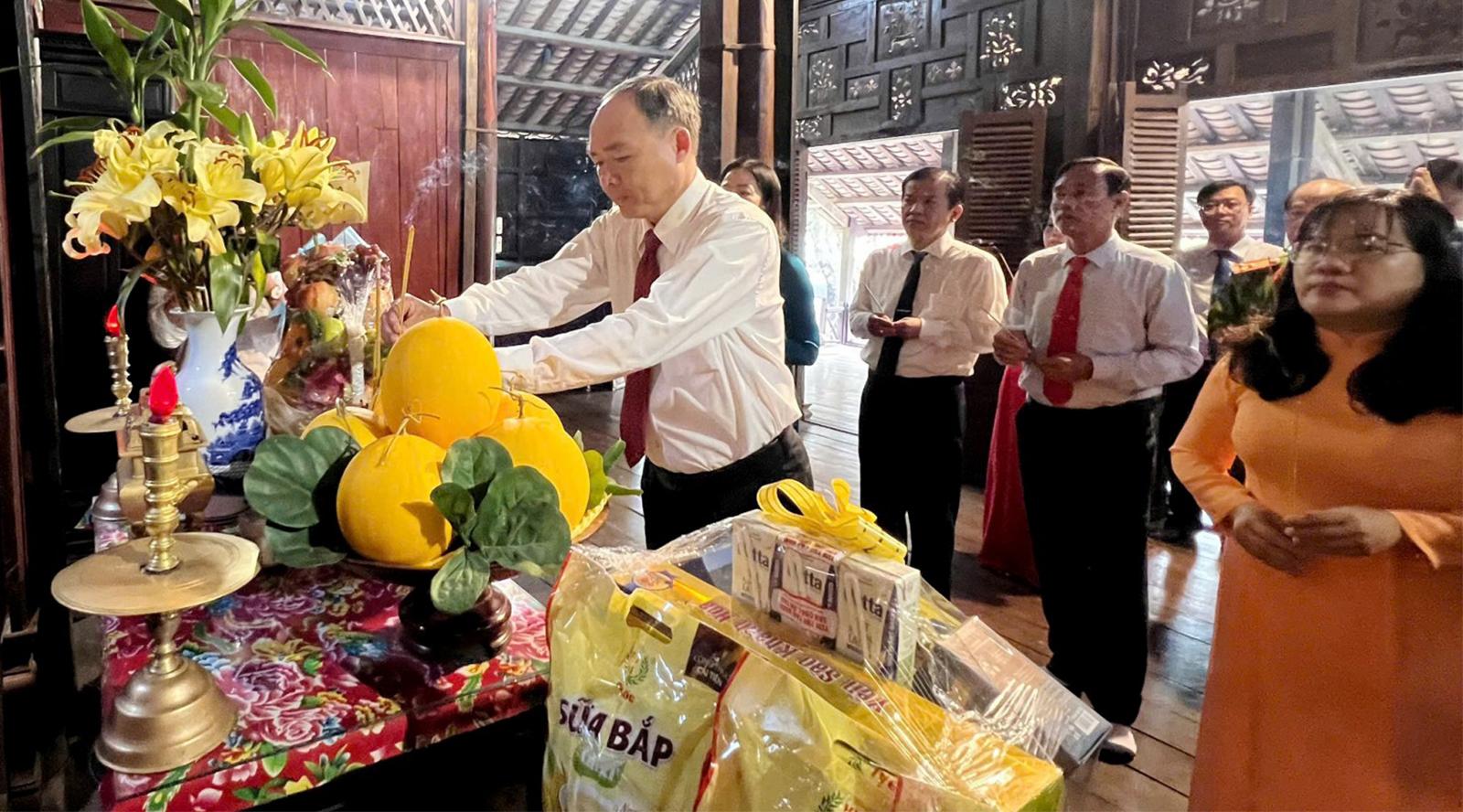 Đoàn dâng hương tại Nhà lưu niệm thời niên thiếu Chủ tịch Tôn Đức Thắng