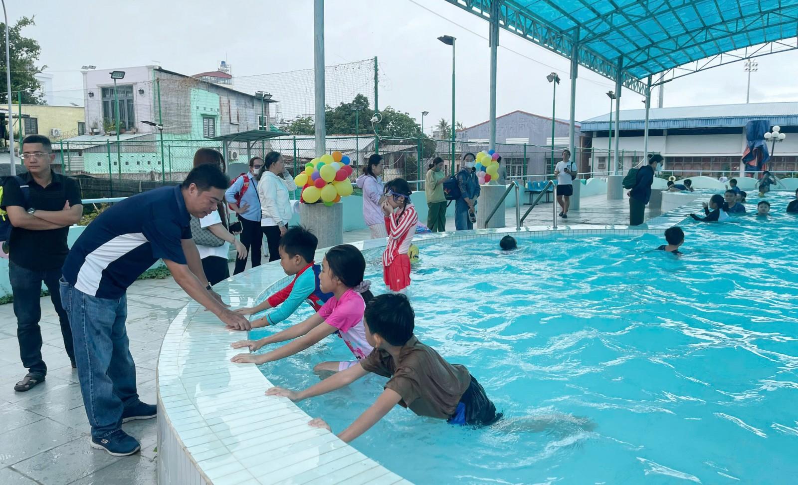 Học sinh hăng hái tham gia buổi bơi trải nghiệm bơi