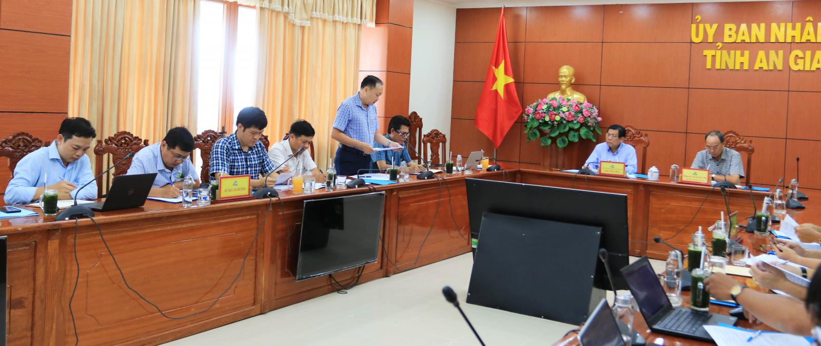 Đại diện Ban Quản lý dự án tỉnh báo cáo tại buổi làm việc