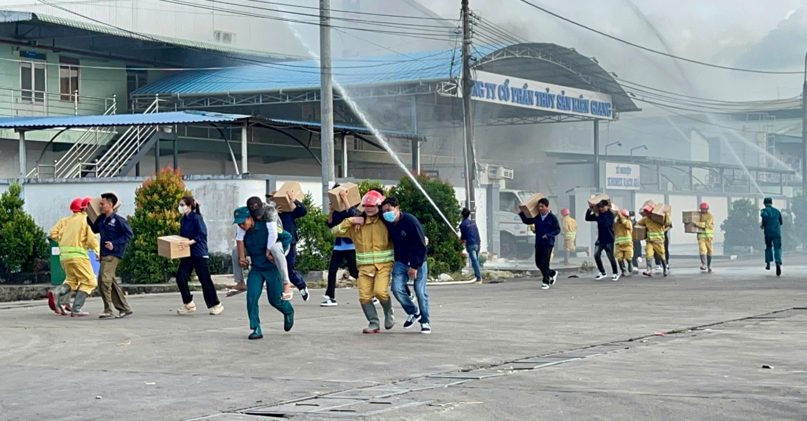 Lực lượng tham gia sơ tán và cứu người