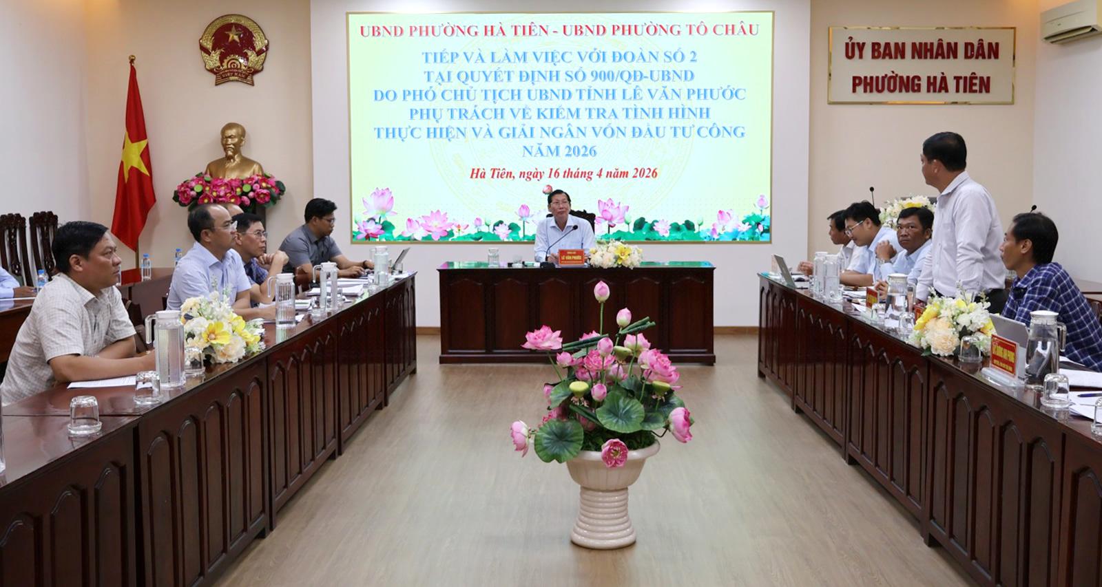 Phó Chủ tịch UBND tỉnh Lê Văn Phước kiểm tra công tác giải ngân vốn đầu tư công tại phường Hà Tiên và Tô Châu