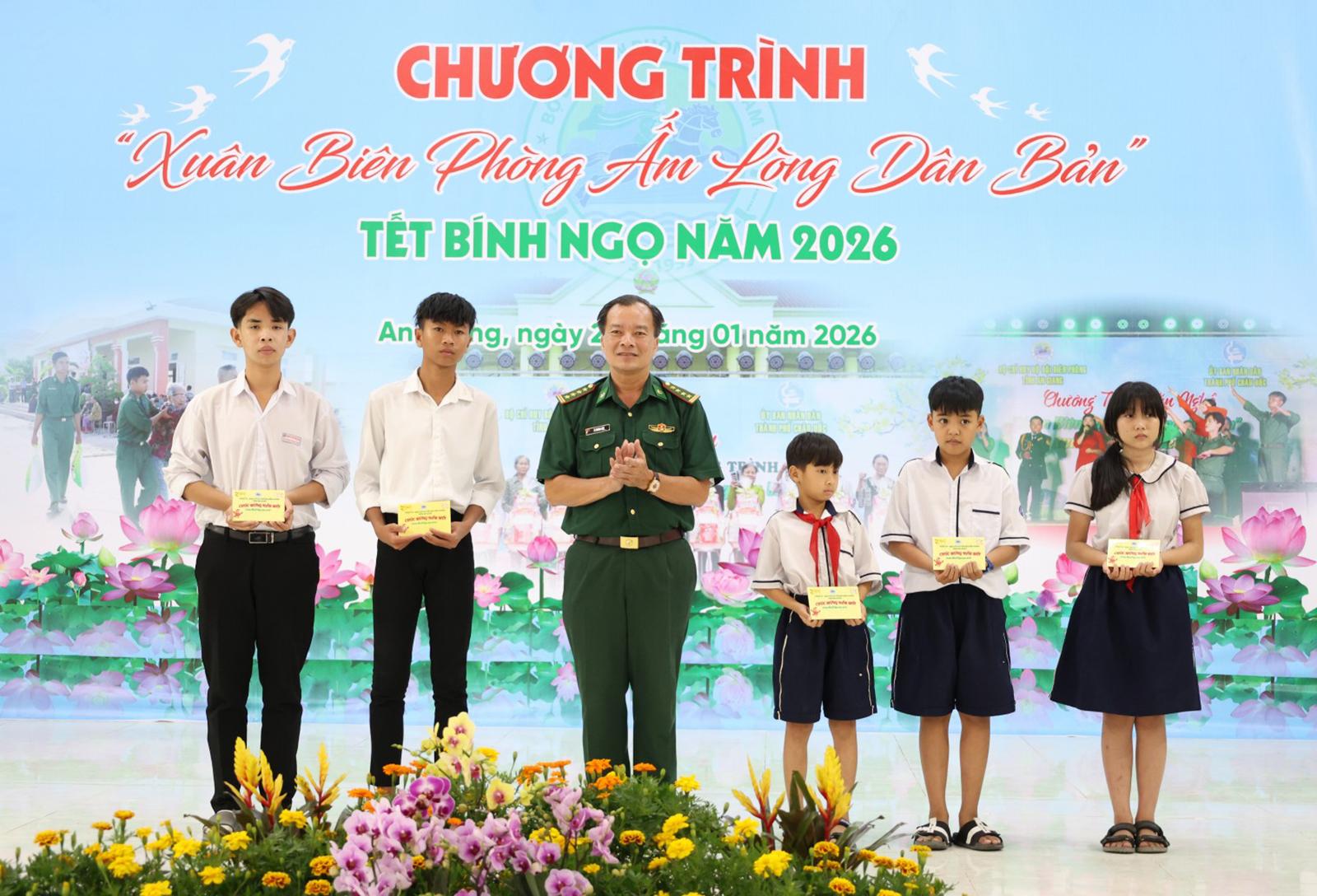 Nhiều nguồn lực chăm lo xuân tại biên giới Vĩnh Xương