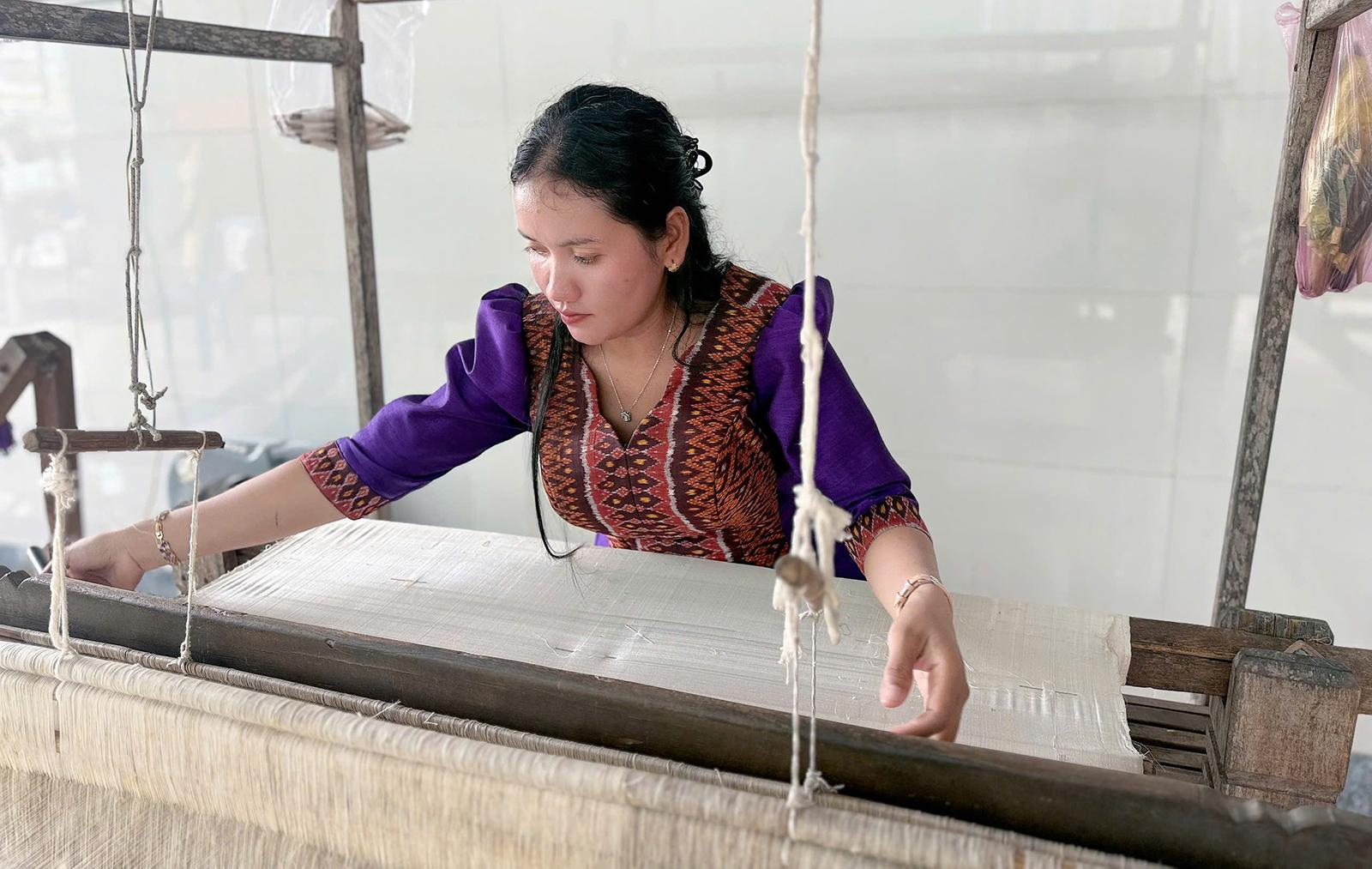 Thổ cẩm Khmer trước bài toán truyền nghề