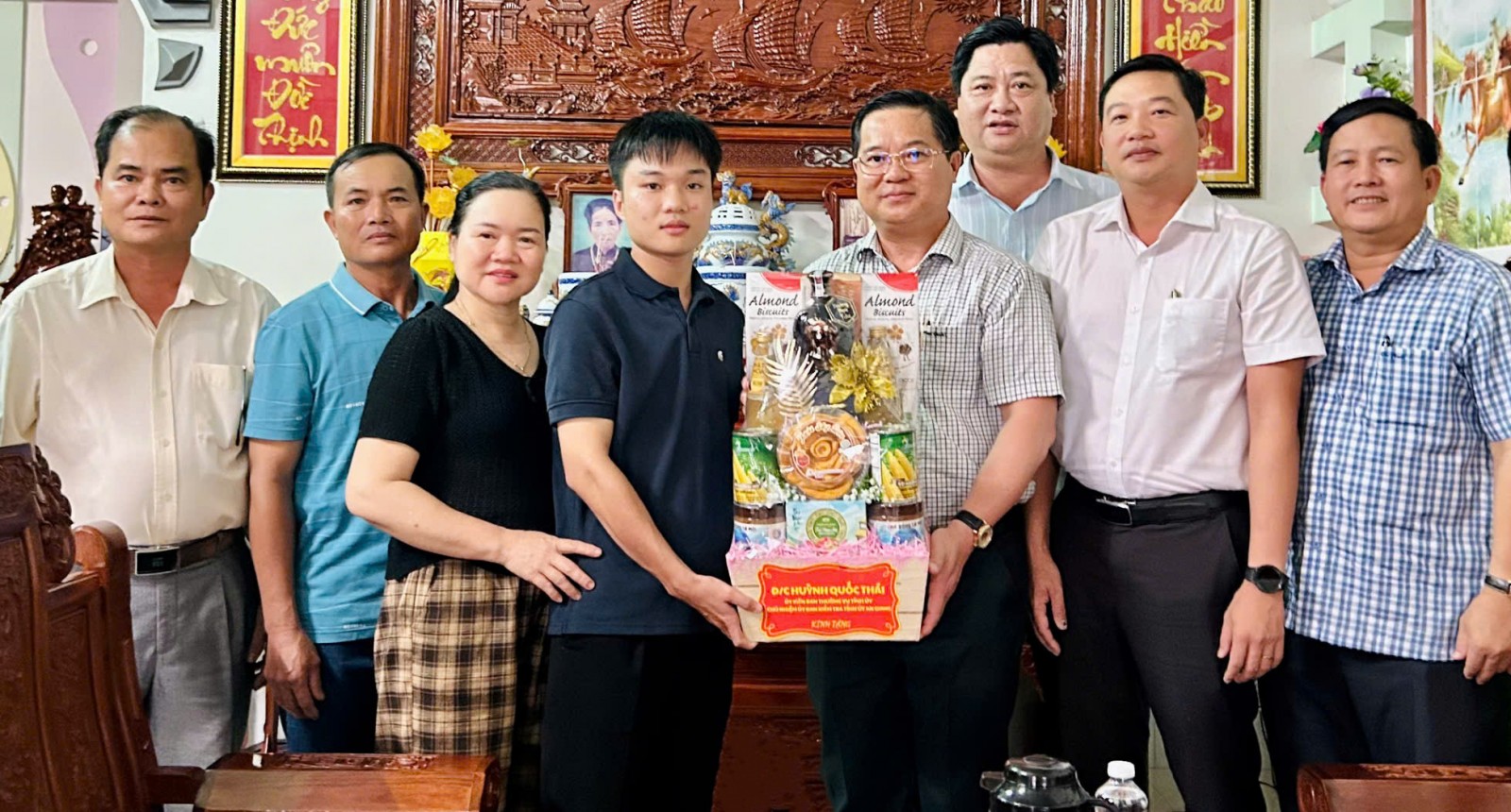 Chủ nhiệm Ủy ban Kiểm tra Tỉnh ủy An Giang Huỳnh Quốc Thái thăm gia đình tân binh, kiểm tra công tác chuẩn bị bầu cử xã Bình Sơn