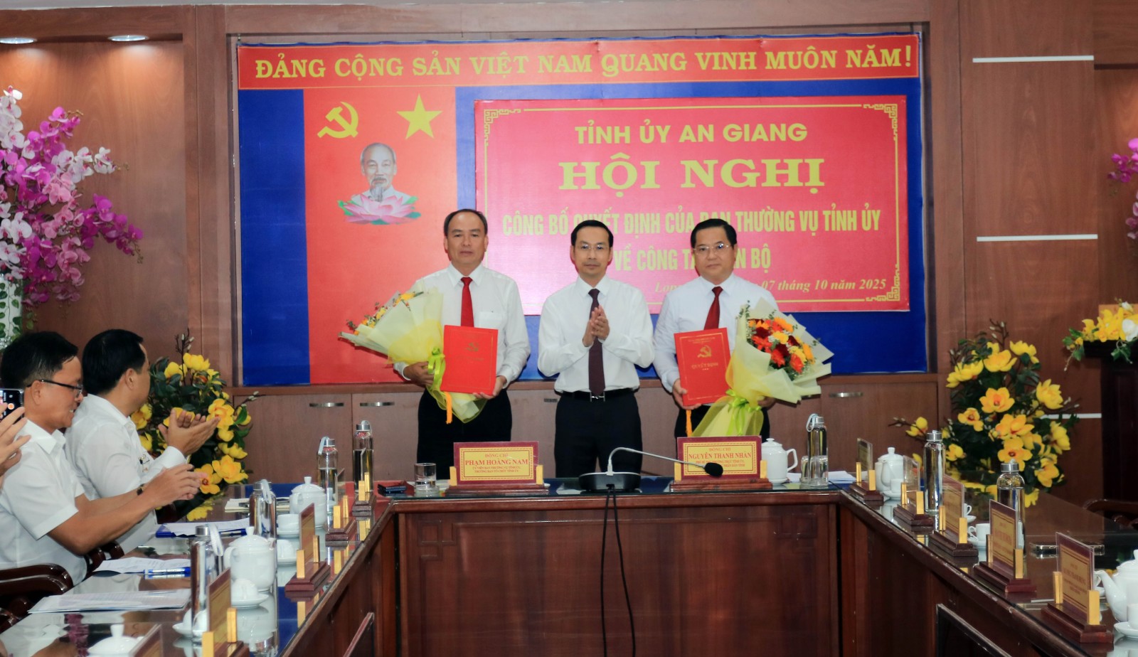 Công bố các quyết định của Ban Thường vụ Tỉnh ủy An Giang về công tác cán bộ Phó Bí thư Thường trực Tỉnh ủy, Chủ tịch HĐND tỉnh Nguyễn Thanh Nhàn trao các Quyết định